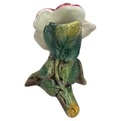 Pequeño jarrón de mayólica del siglo XIX con motivos de rosas silvestres, de Delphin Massier