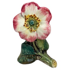 Pequeño jarrón de mayólica del siglo XIX con motivos de rosas silvestres, de Delphin Massier