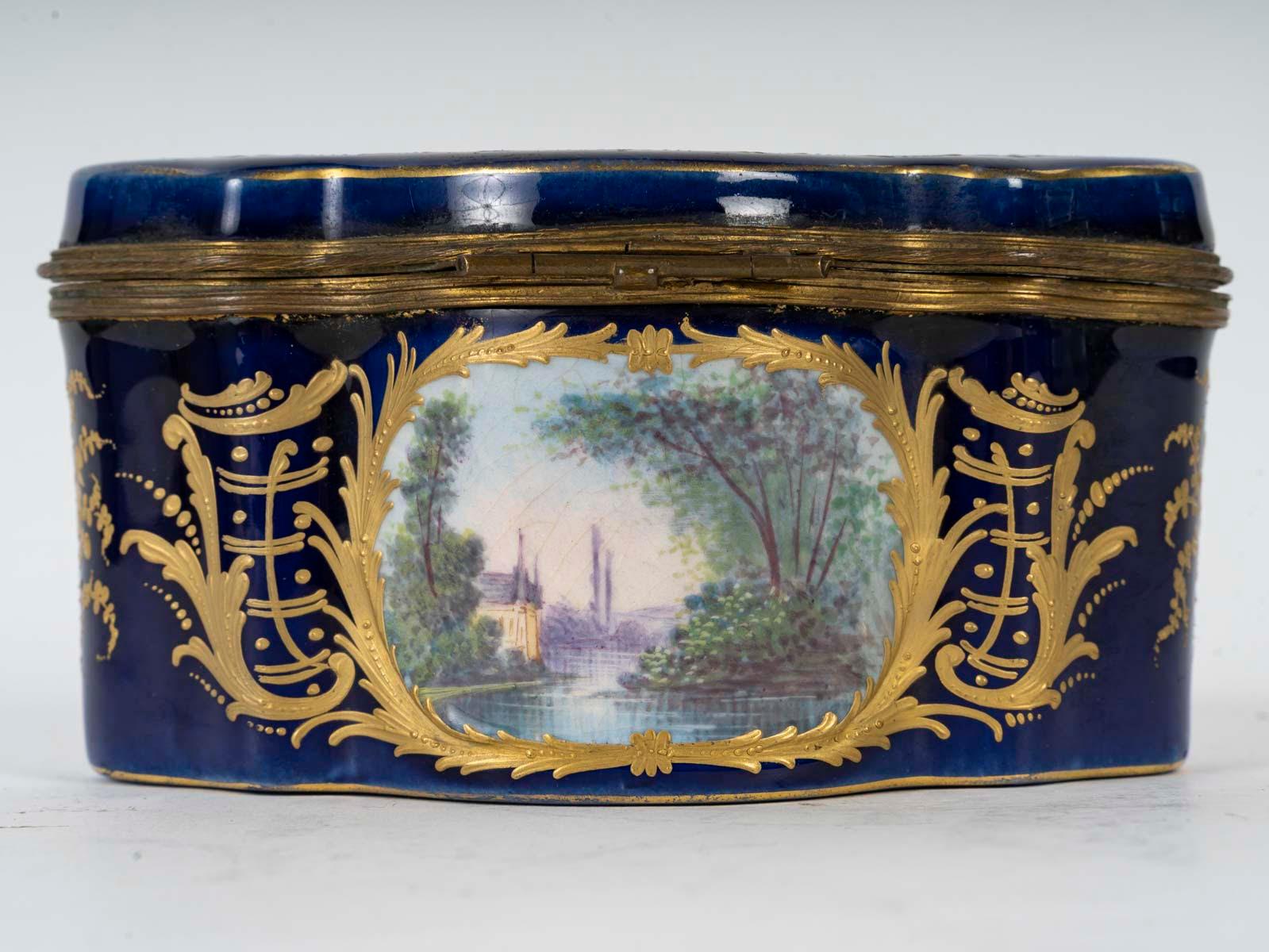 Small 19th Century Napoleon III Period Sèvres Porcelain Box. In Good Condition For Sale In Saint-Ouen, FR