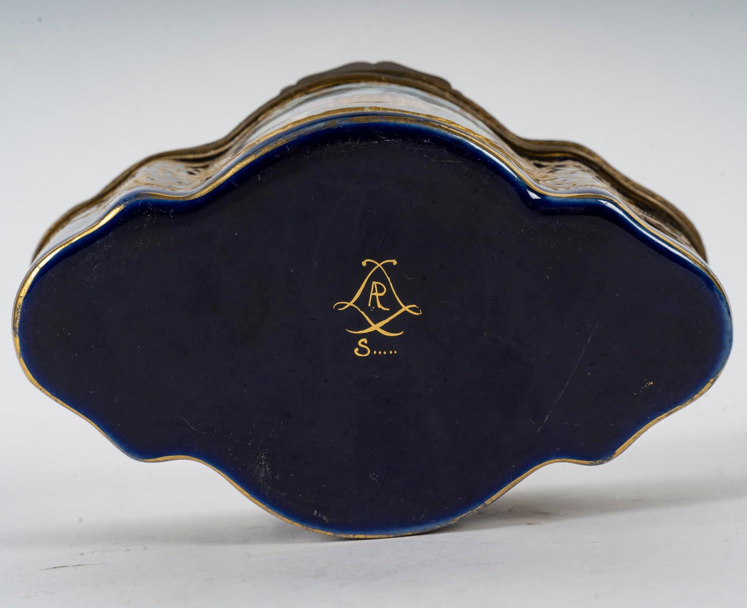 Small 19th Century Napoleon III Period Sèvres Porcelain Box. For Sale 1