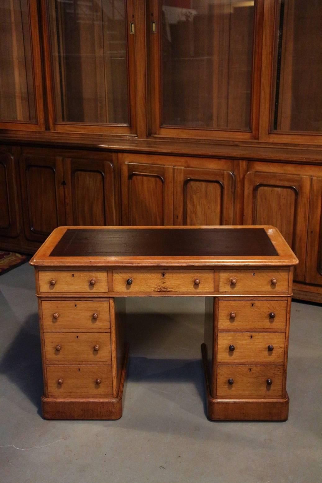 Beautiful small oak desk from the Victorian era, circa 1860. The desk is completely handmade and of particularly good quality. Completely in perfect condition. The small dimensions give the desk an attractive appearance. Despite the small size, this