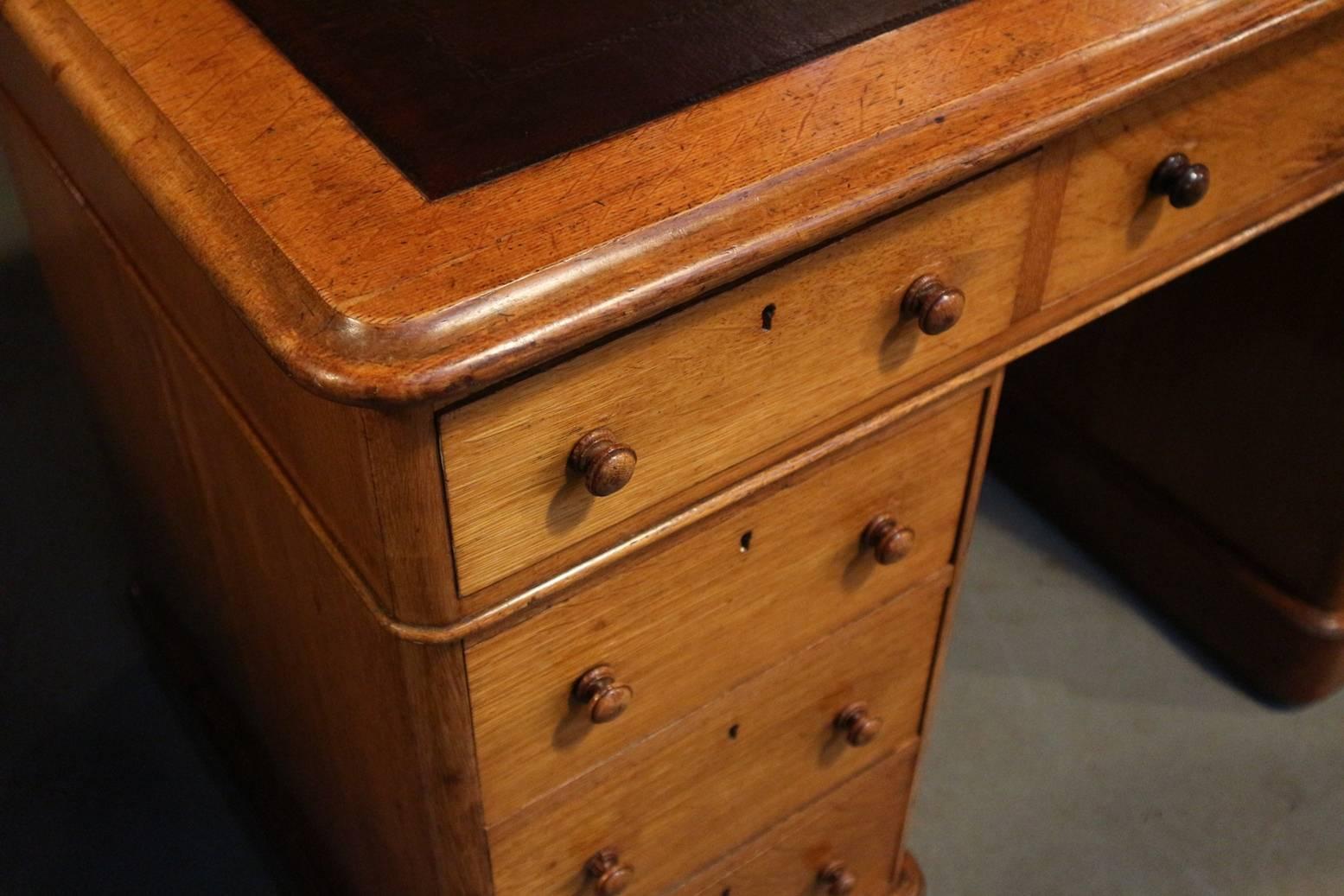Small 19th Century Oak Victorian Desk In Good Condition In Eindhoven, NL