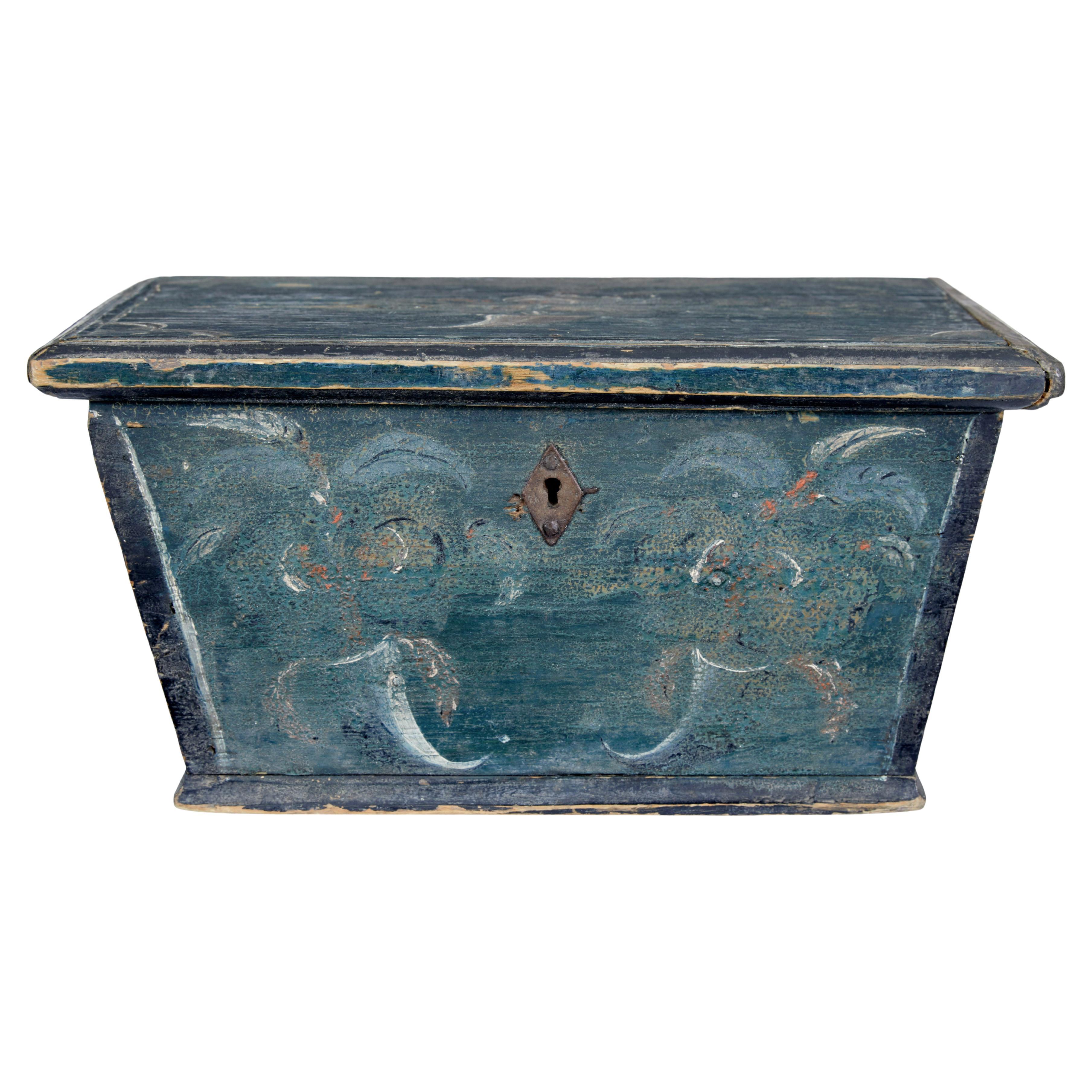 Pequeña caja sarcófago original pintada del siglo XIX