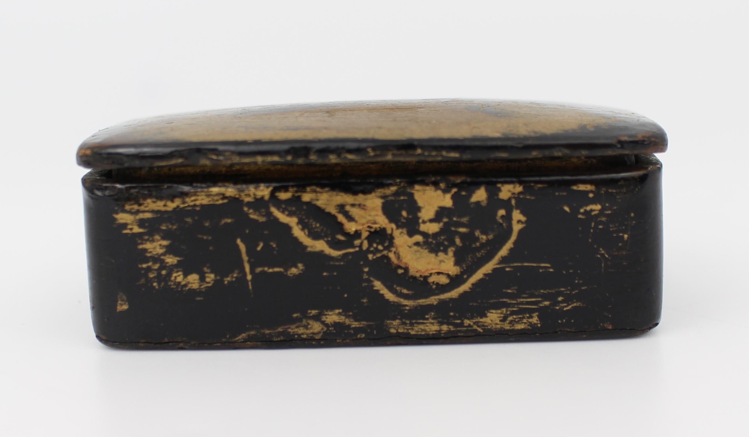 Petite tabatière en papier mâché du XIXe siècle - Décoration en laque dorée, c.1830

Petite tabatière rectangulaire en papier mâché du début du XIXe siècle, avec un couvercle légèrement bombé et des coins arrondis. Finition en laque noire avec des