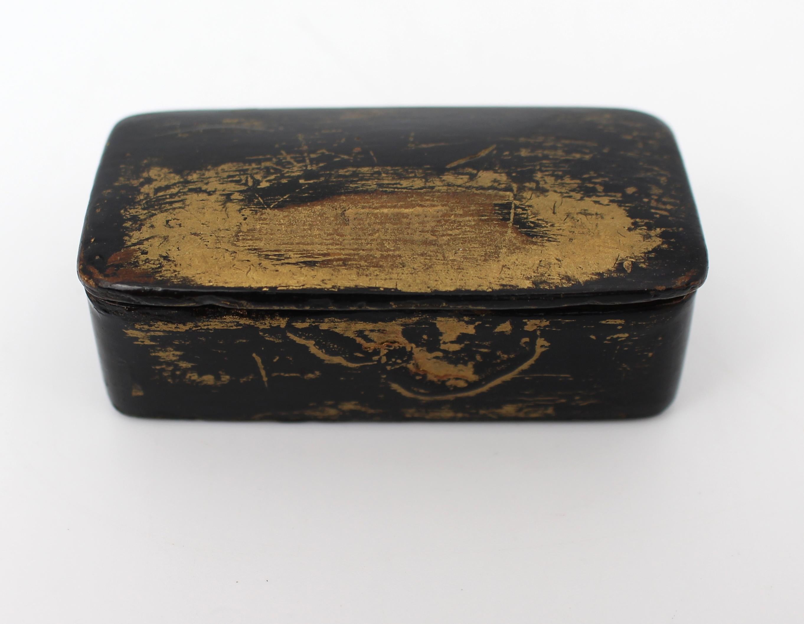 Britannique Petite tabatière en papier mâché du XIXe siècle - Décoration en laque dorée, c.1830 en vente