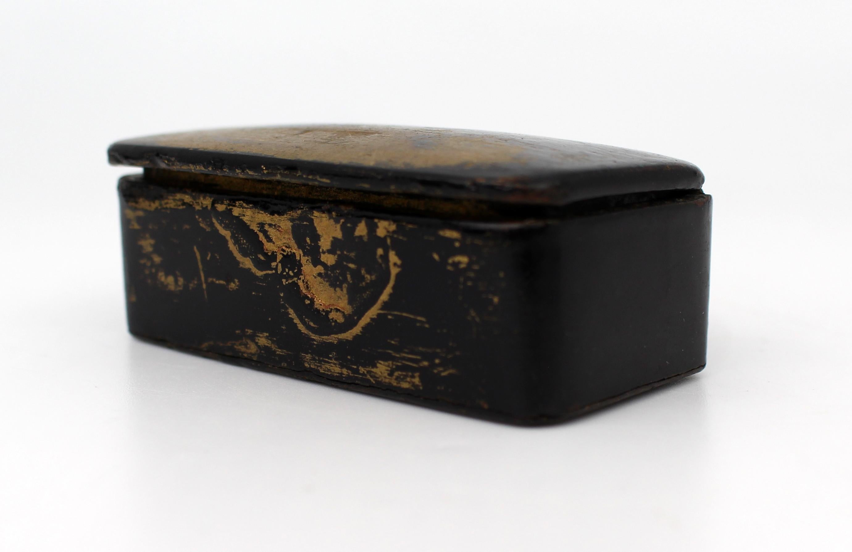 Petite tabatière en papier mâché du XIXe siècle - Décoration en laque dorée, c.1830 Bon état - En vente à Worcester, GB