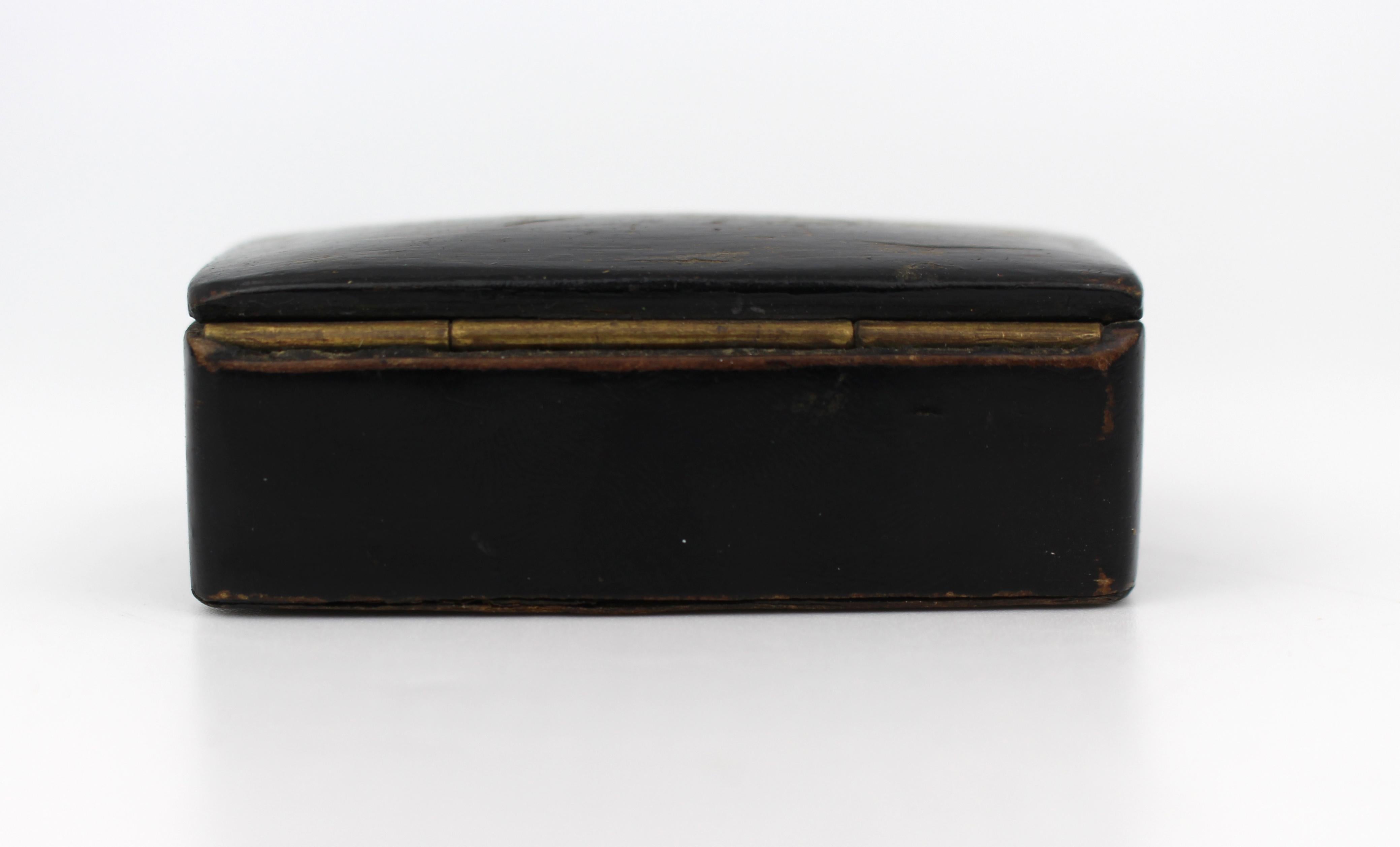 Laque Petite tabatière en papier mâché du XIXe siècle - Décoration en laque dorée, c.1830 en vente