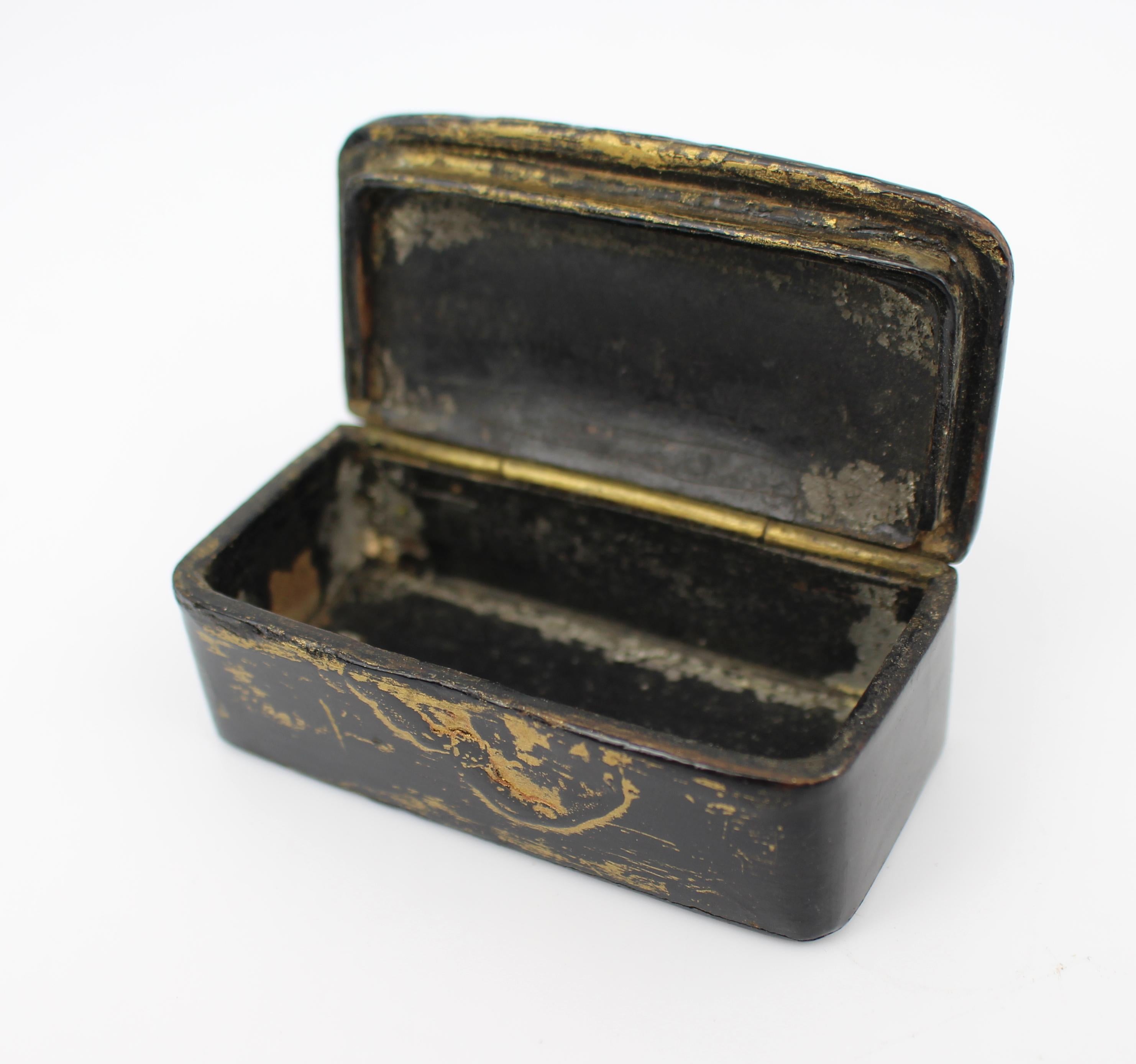 Petite tabatière en papier mâché du XIXe siècle - Décoration en laque dorée, c.1830 en vente 1