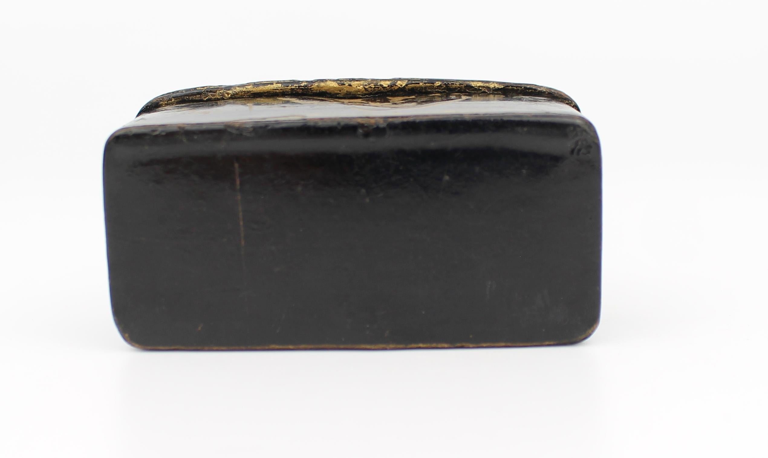 Petite tabatière en papier mâché du XIXe siècle - Décoration en laque dorée, c.1830 en vente 2