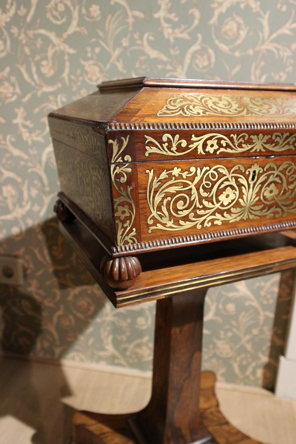 Beautiful mahogany so-called working box. These boxes were used by the ladies of nobility. From the finish of the box it can be concluded that this must have been a very prosperous family. The box is very nicely inlaid with brass. Unique piece!
Box