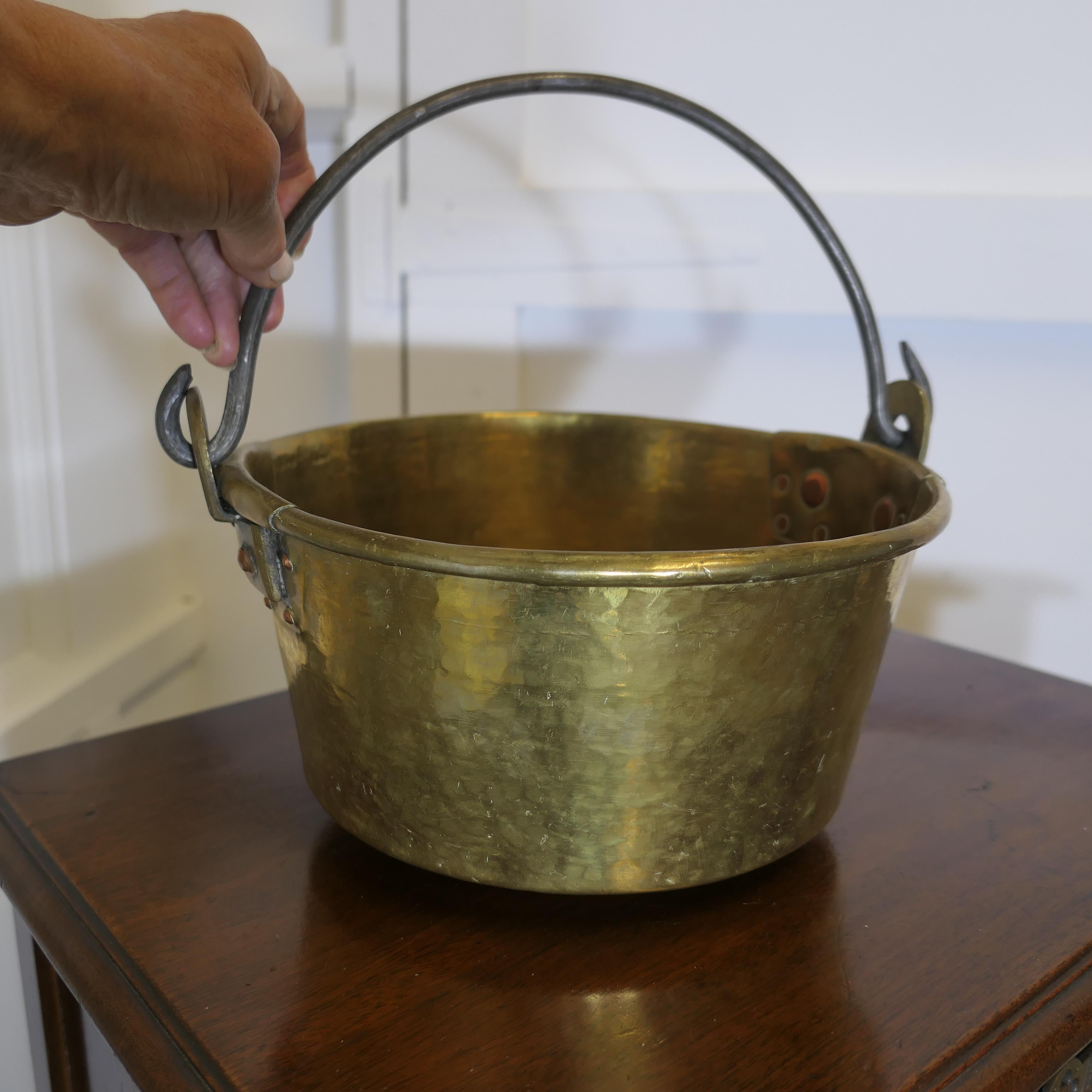 Piccola padella in ottone con manico a battente rivettato del XIX secolo in vendita 1