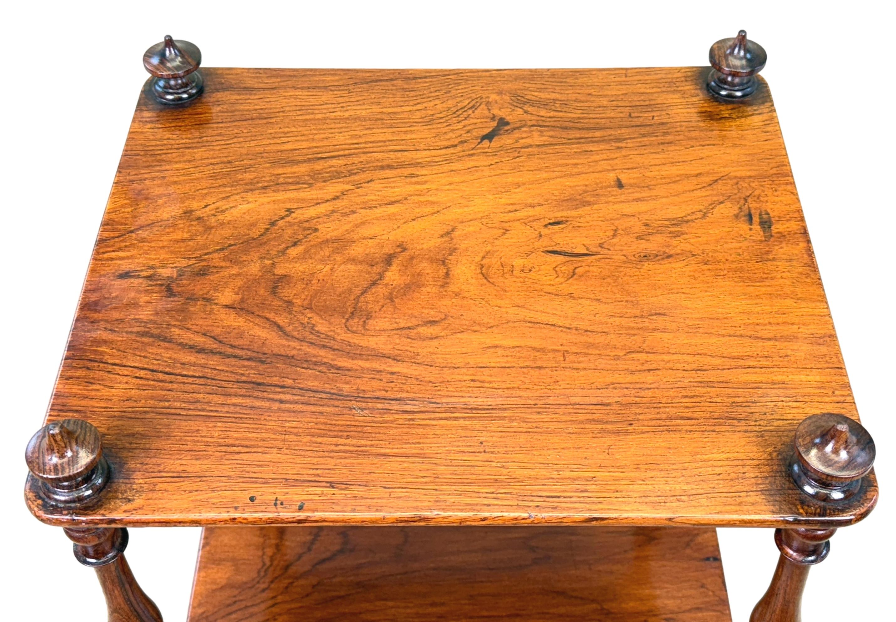 Un mobile in palissandro della metà del XIX secolo di ottima qualità, con tre piani rettangolari ben strutturati, uniti da eleganti supporti verticali torniti e gambe affusolate tornite con rotelle originali in ottone.


Al giorno d'oggi è possibile