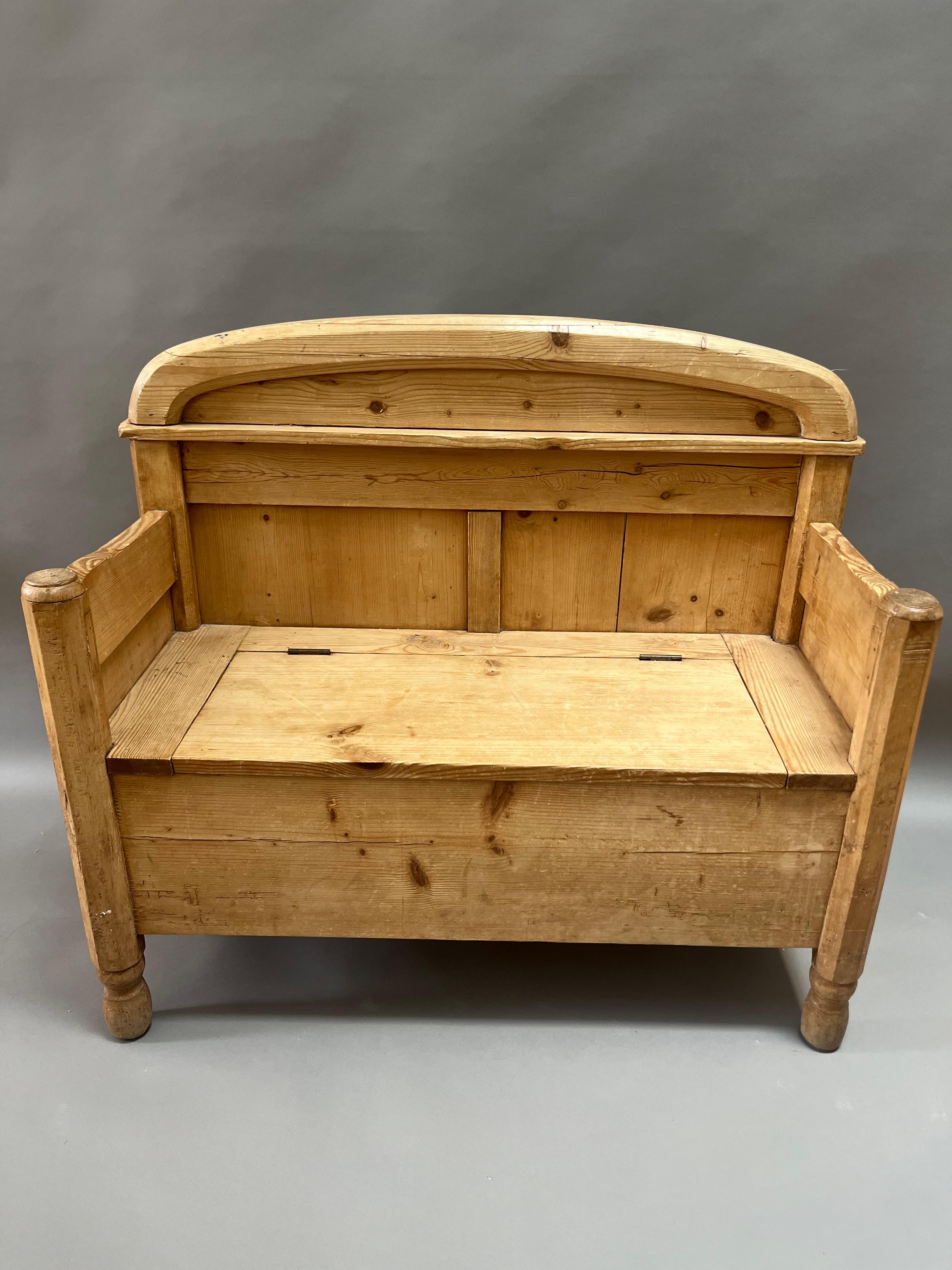 Small 19th Century Scandinavian Pine Settle In Excellent Condition In Middleburg, VA