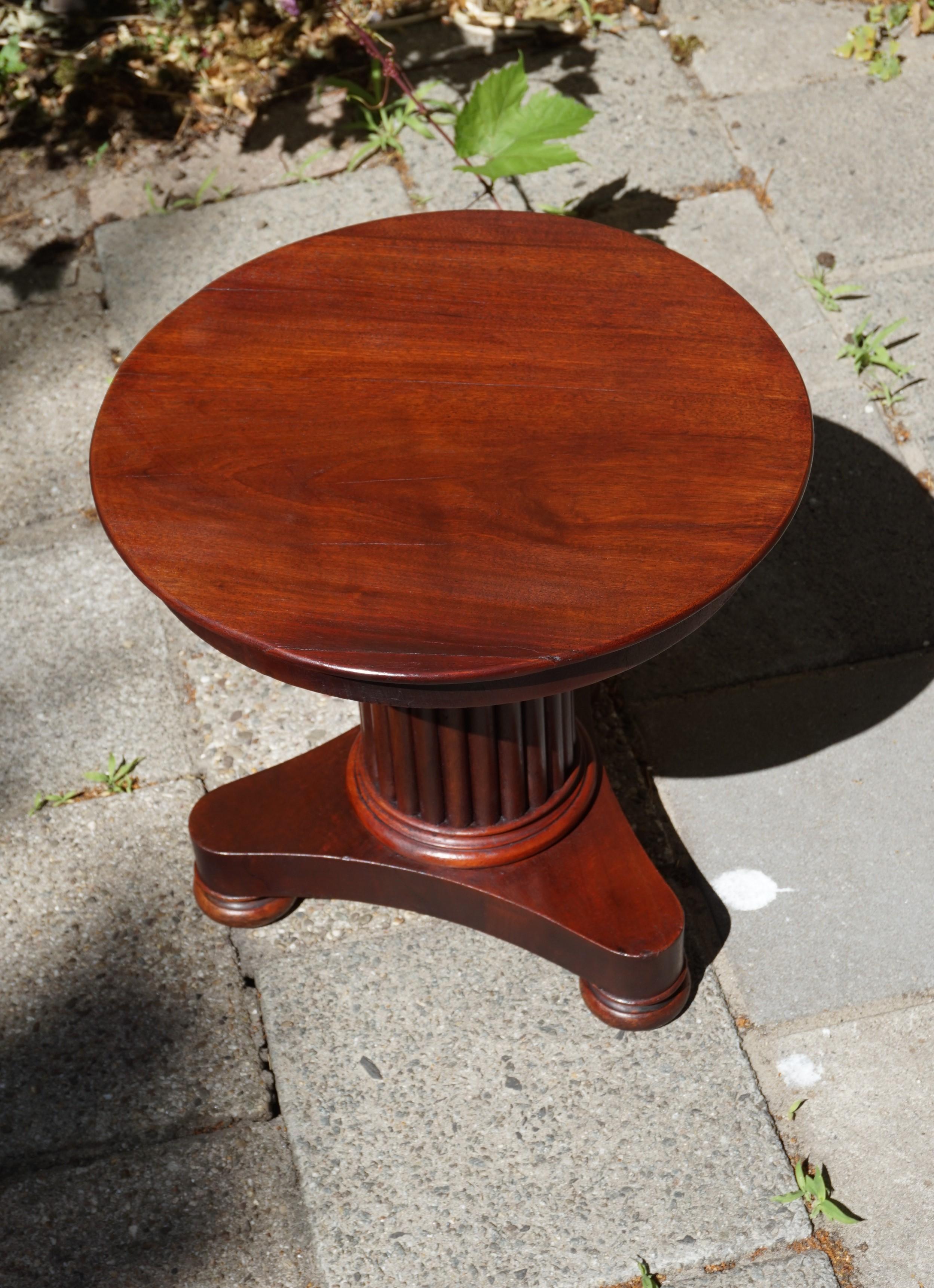 Stunning 19th Century Solid Mahogany Round End Table / Wine Table / Plant Stand In Good Condition In Lisse, NL