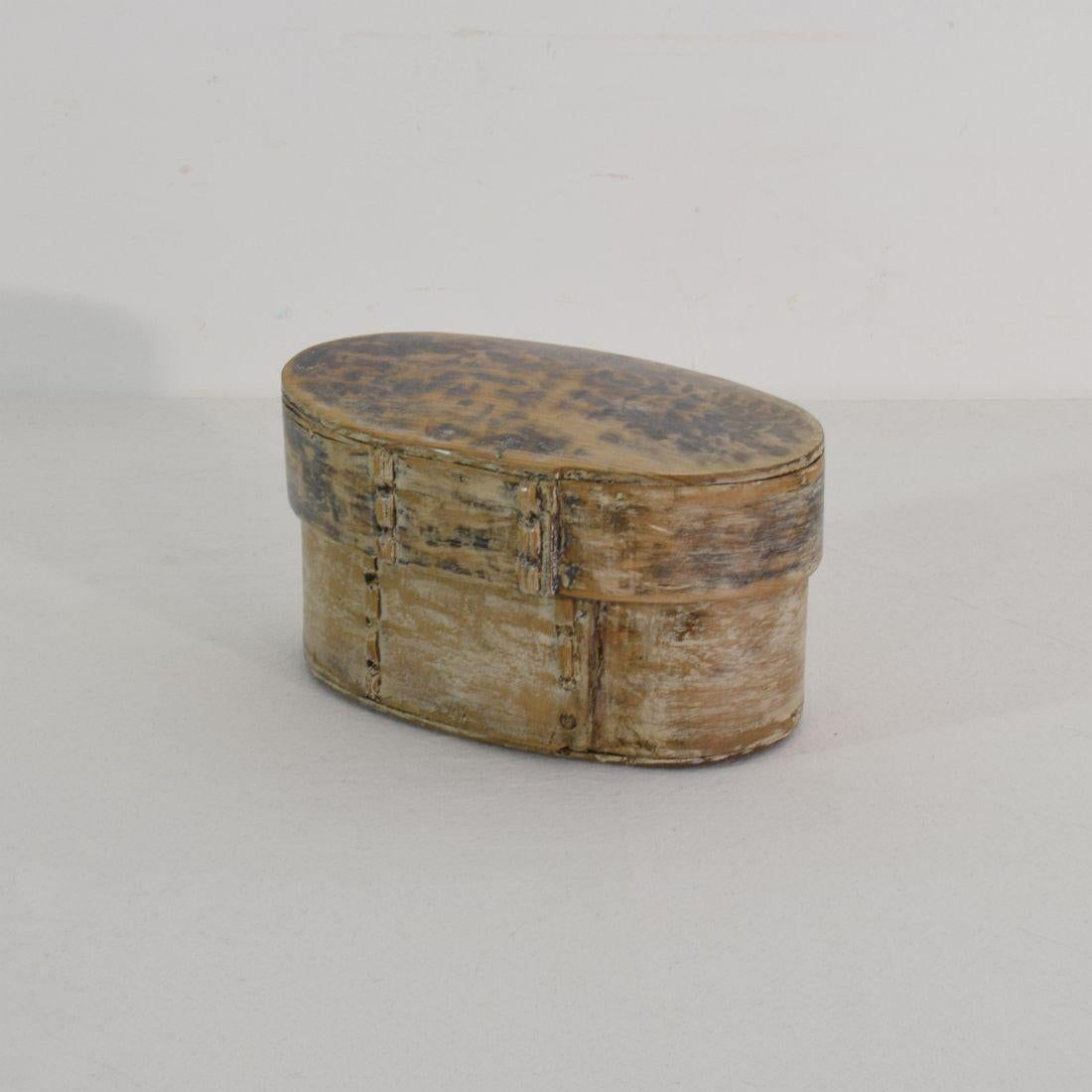 Small Swedish bentwood box. Once used for storage. Rare piece with traces of color, Sweden, circa 1850.
  
