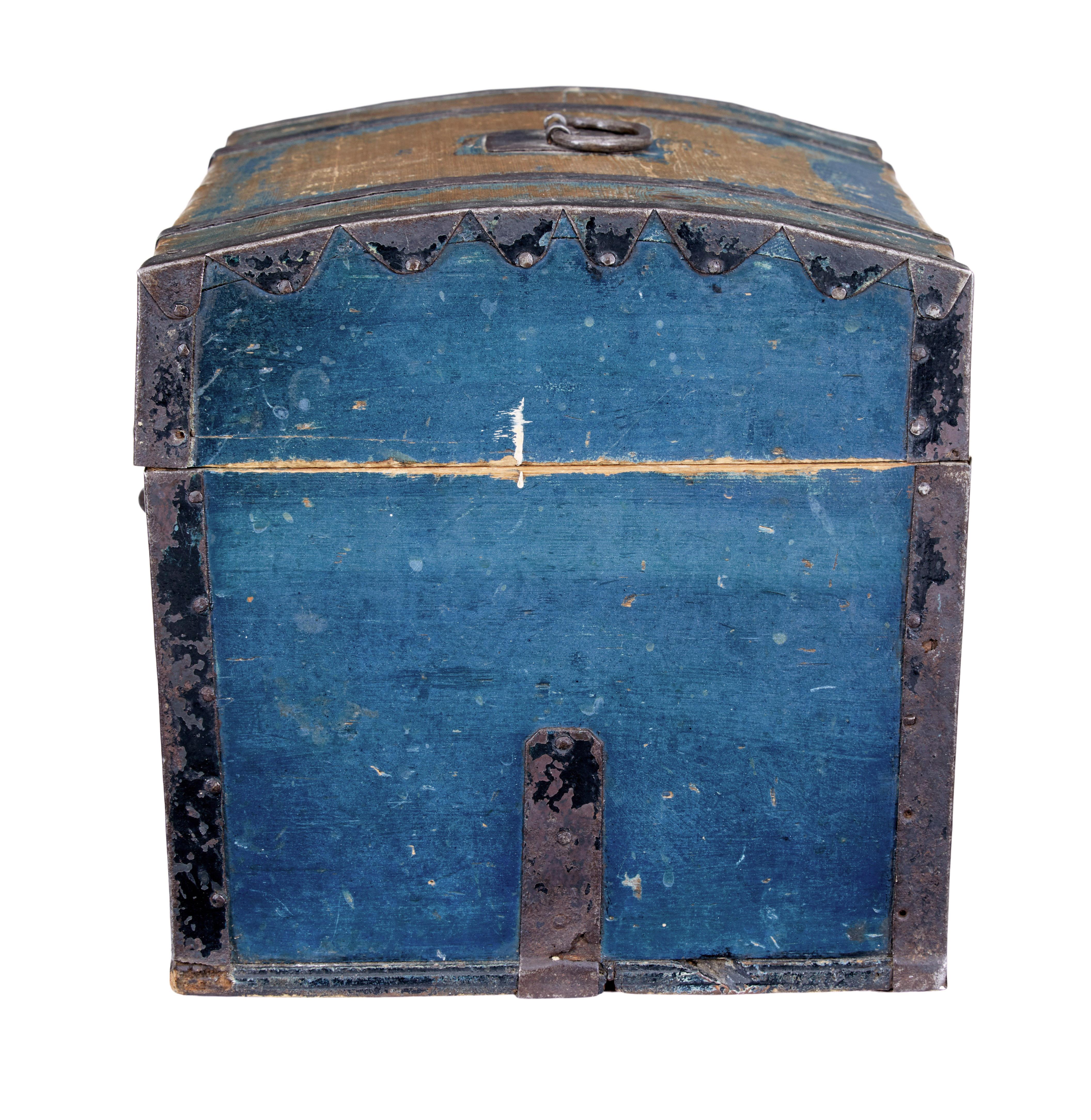 Kleine schwedische bemalte Kiefer aus dem 19. Jahrhundert, metallgebundene Dome Top Box (Handgefertigt) im Angebot