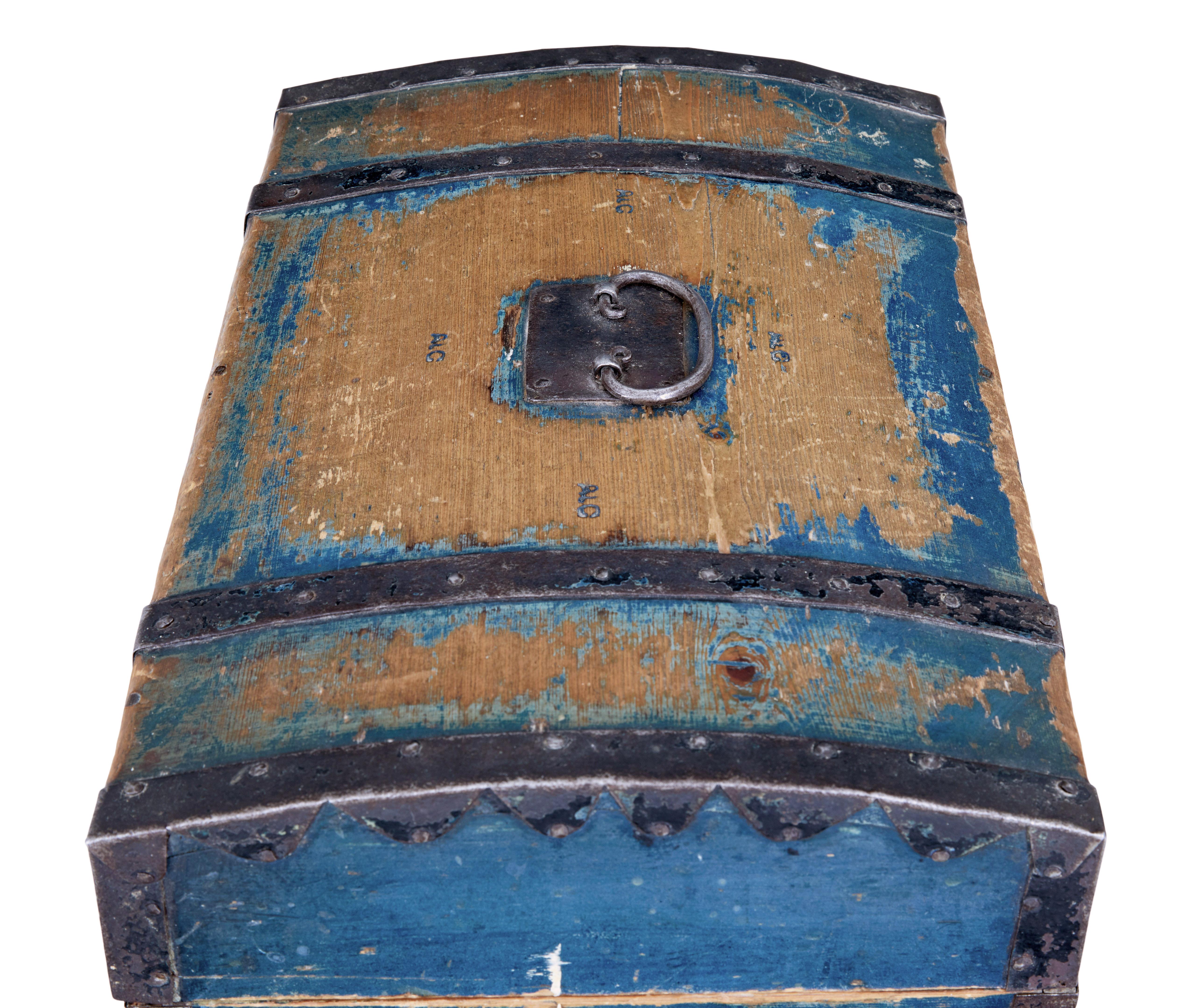 Kleine schwedische bemalte Kiefer aus dem 19. Jahrhundert, metallgebundene Dome Top Box im Zustand „Gut“ im Angebot in Debenham, Suffolk