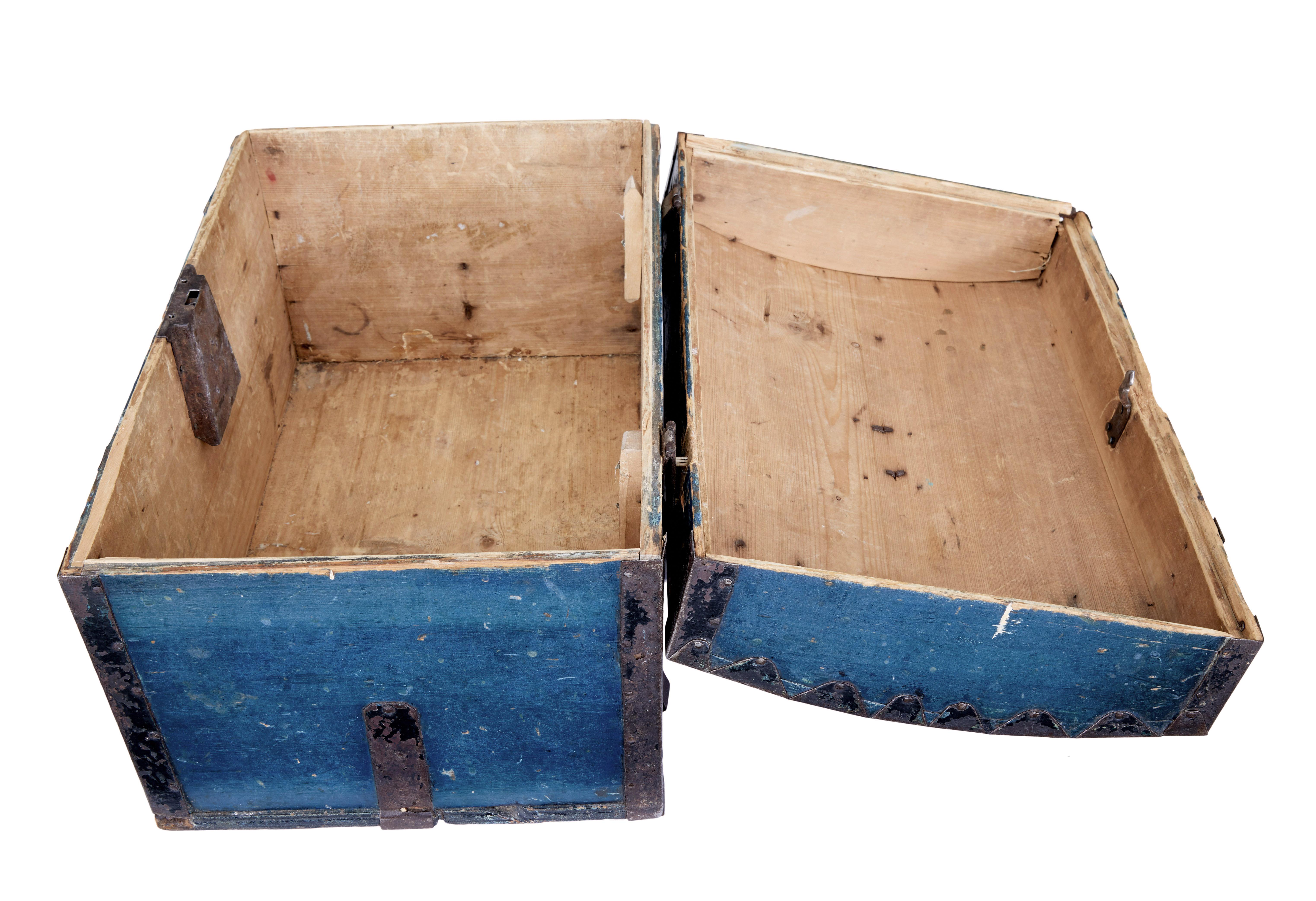 Kleine schwedische bemalte Kiefer aus dem 19. Jahrhundert, metallgebundene Dome Top Box (Metall) im Angebot