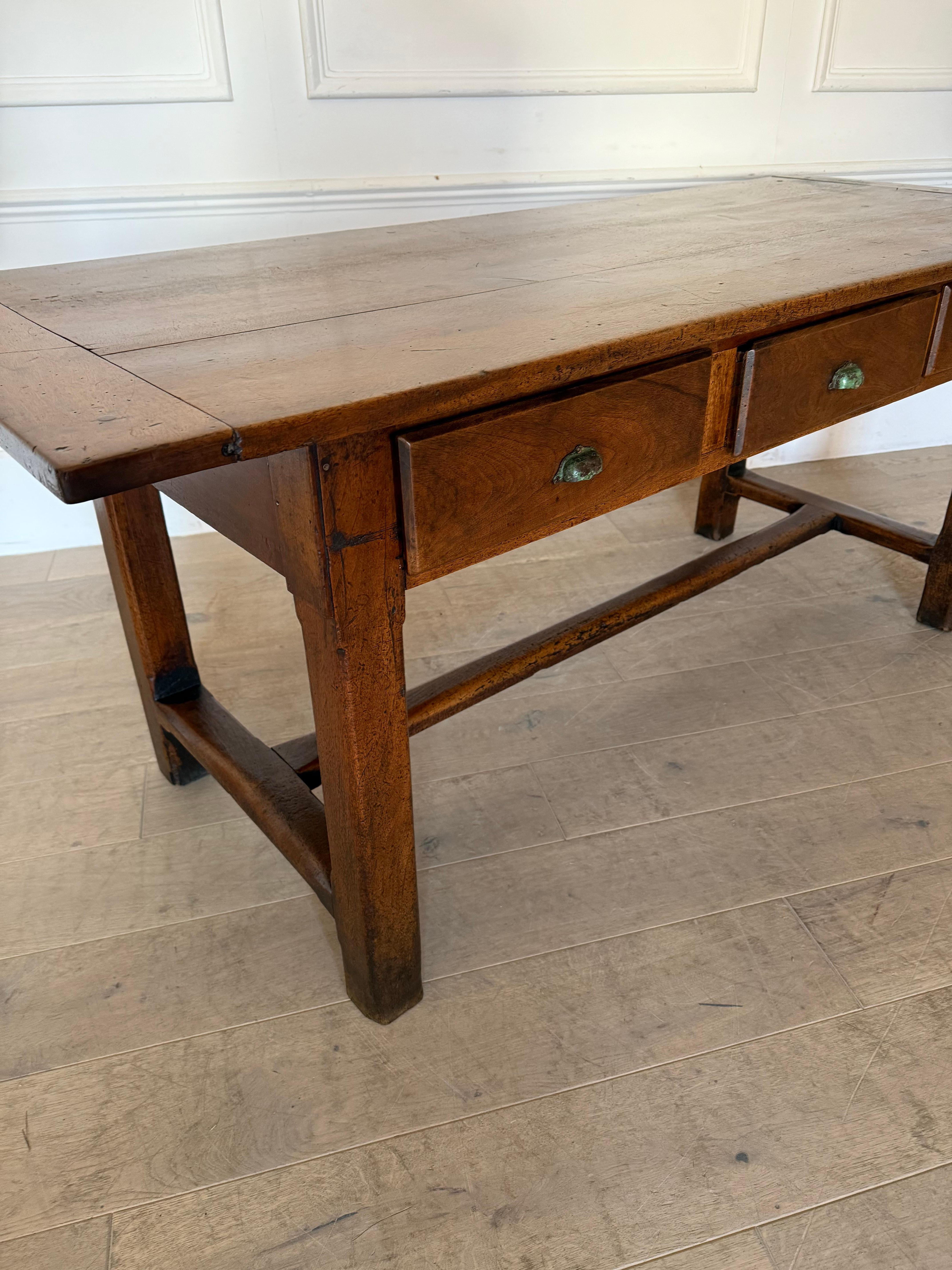 Small 19th century walnut drapers table / work table For Sale 4