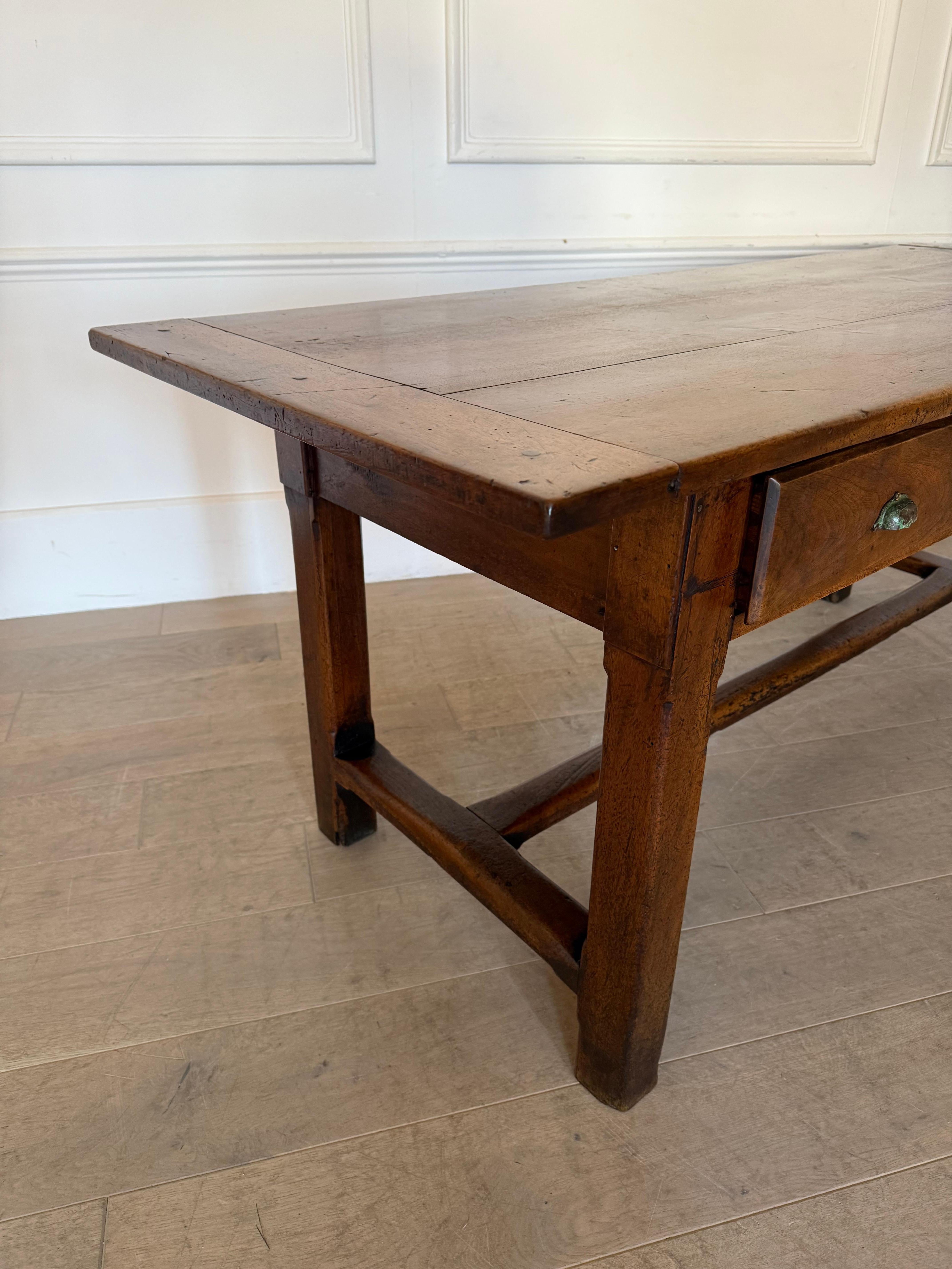 Small 19th century walnut drapers table / work table For Sale 5