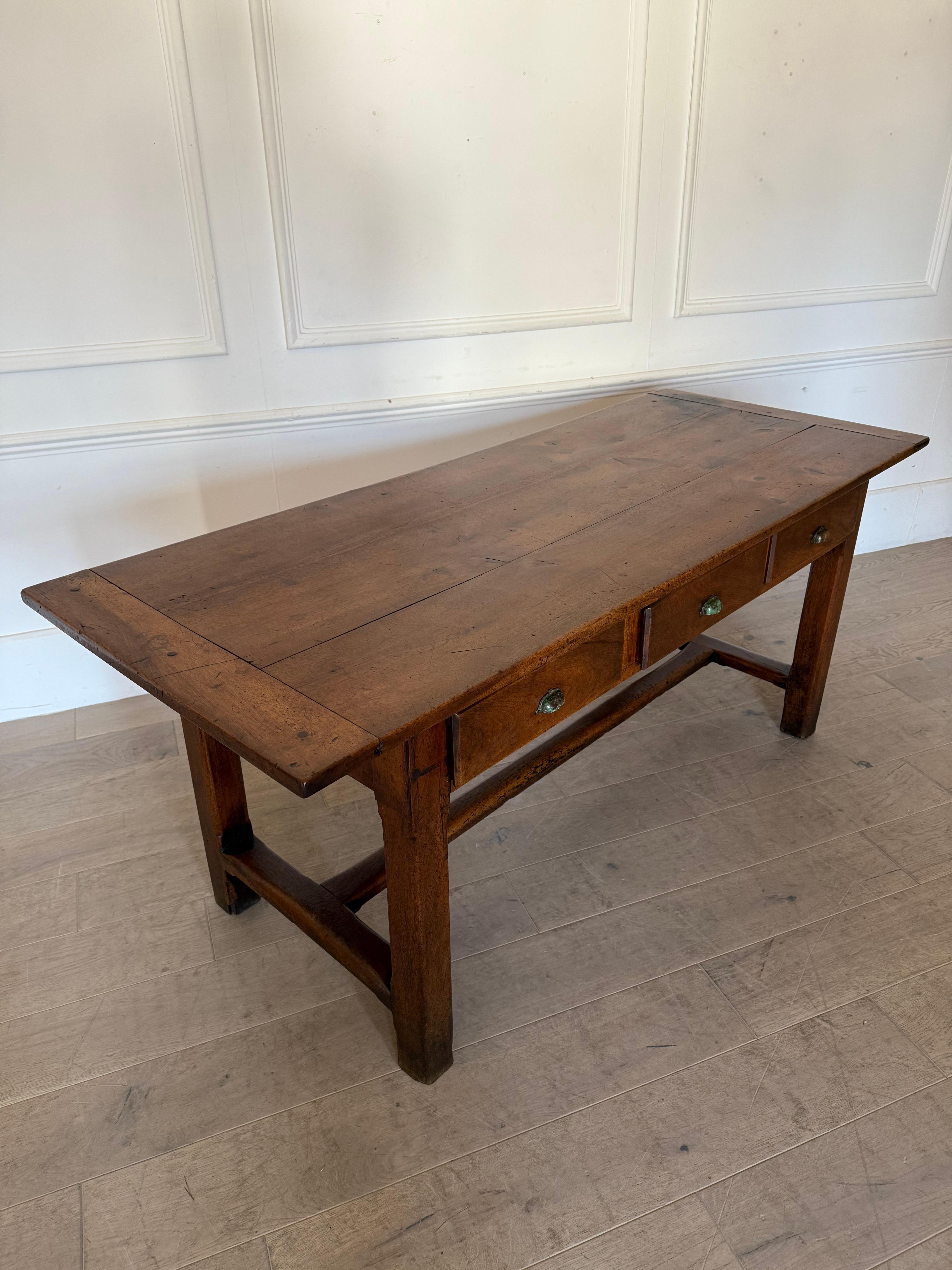 Small 19th century walnut drapers table / work table For Sale 6