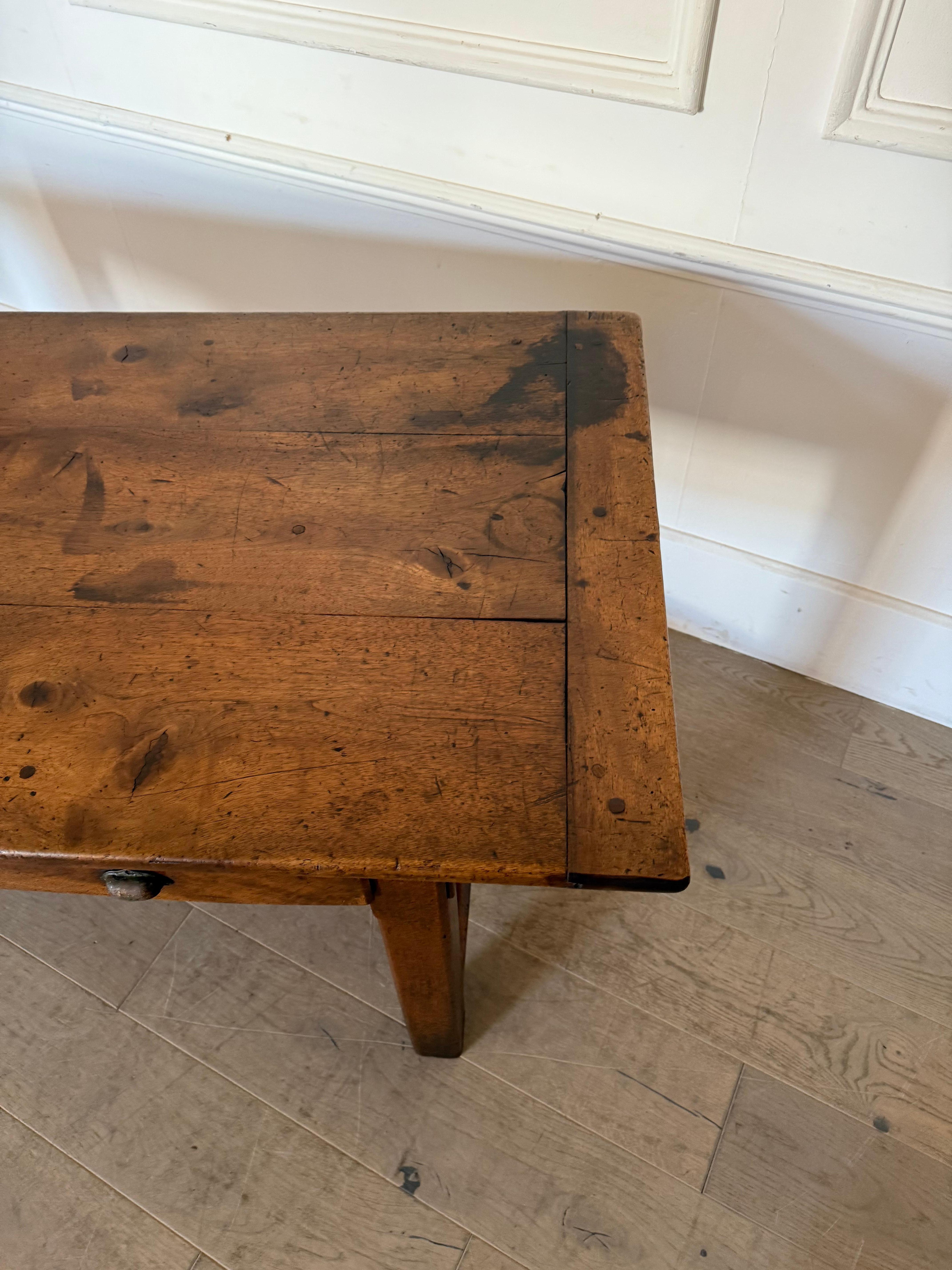 Small 19th century walnut drapers table / work table For Sale 7