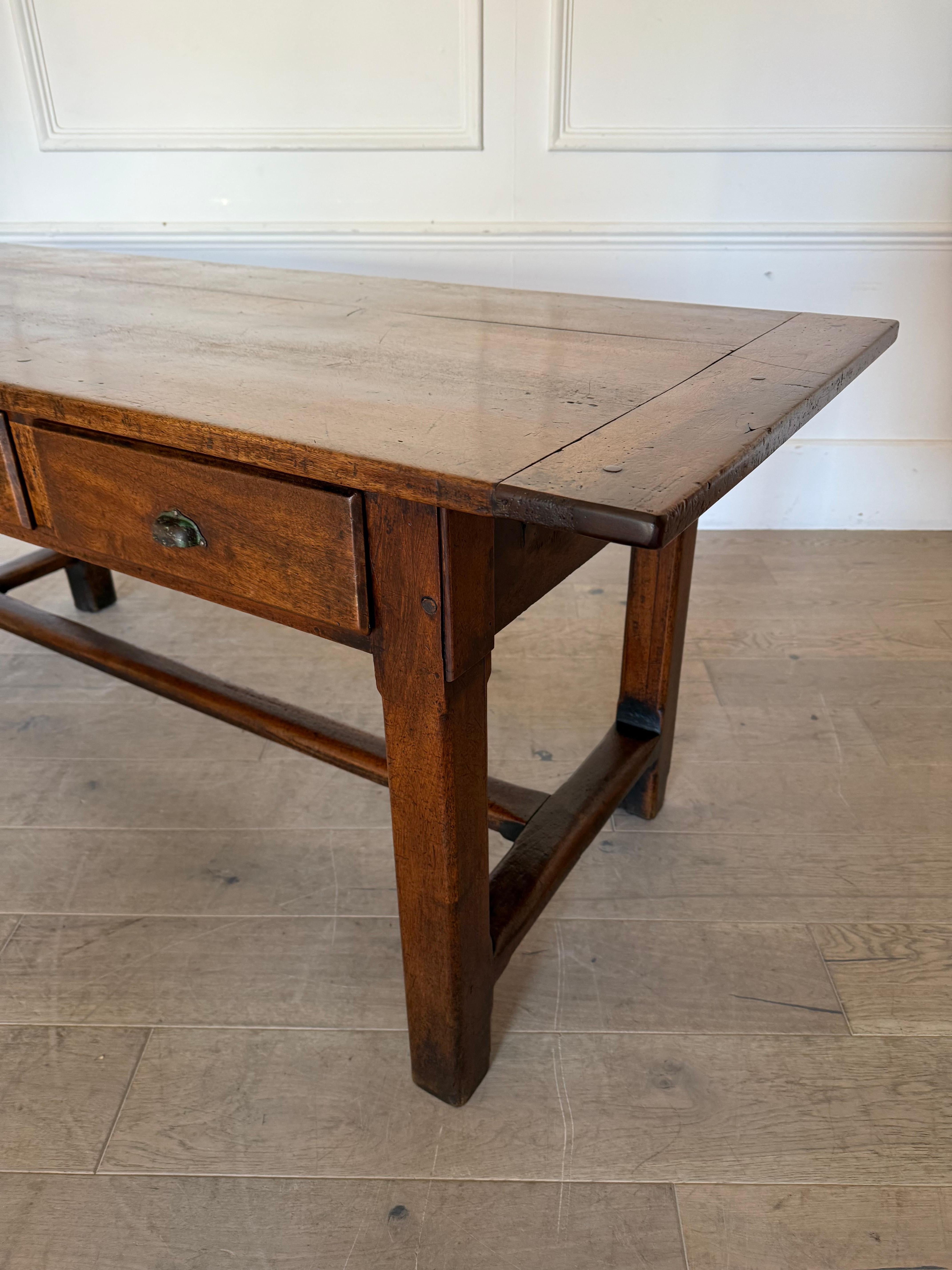 Small 19th century walnut drapers table / work table For Sale 10