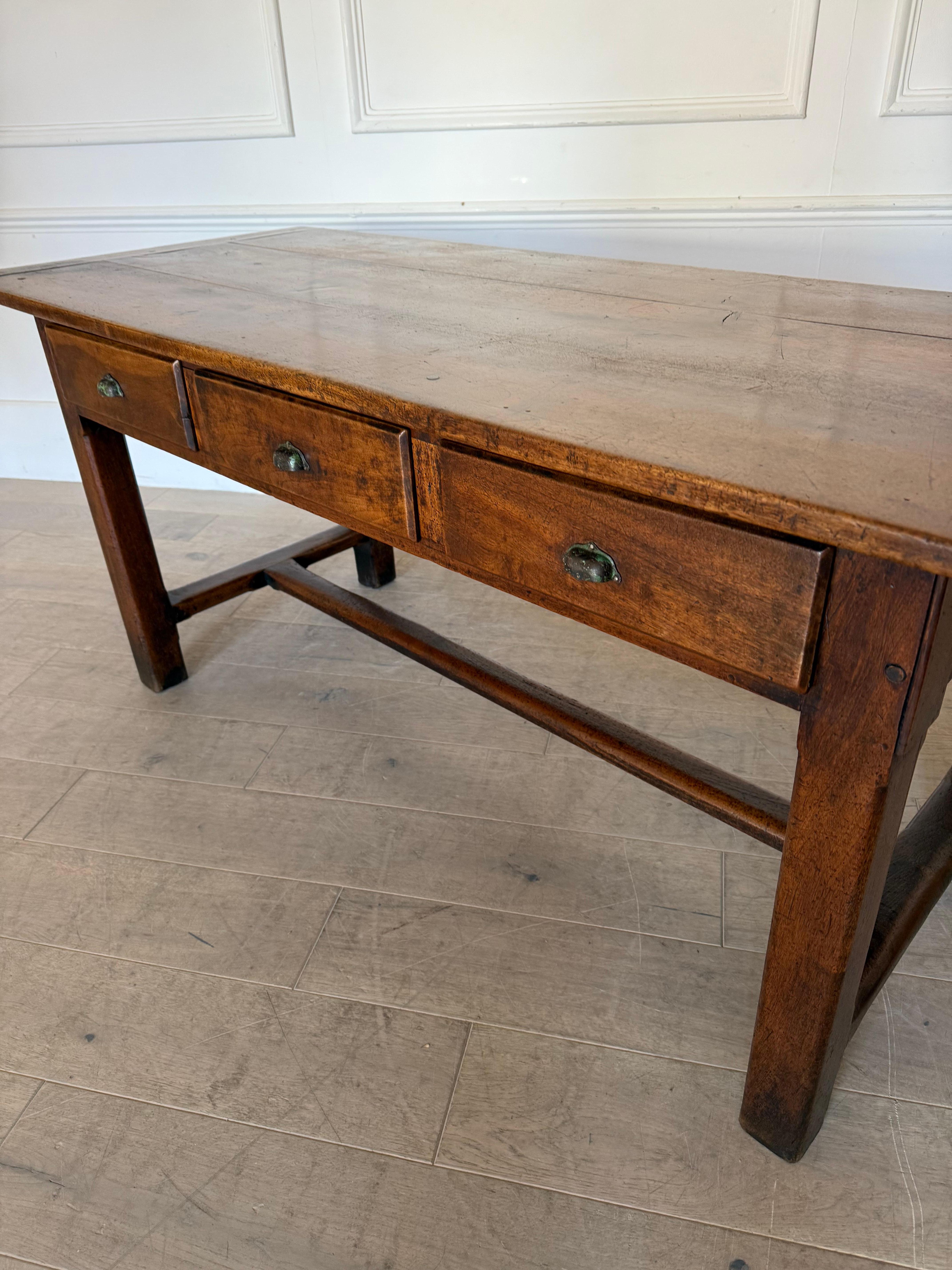 Small 19th century walnut drapers table / work table For Sale 11