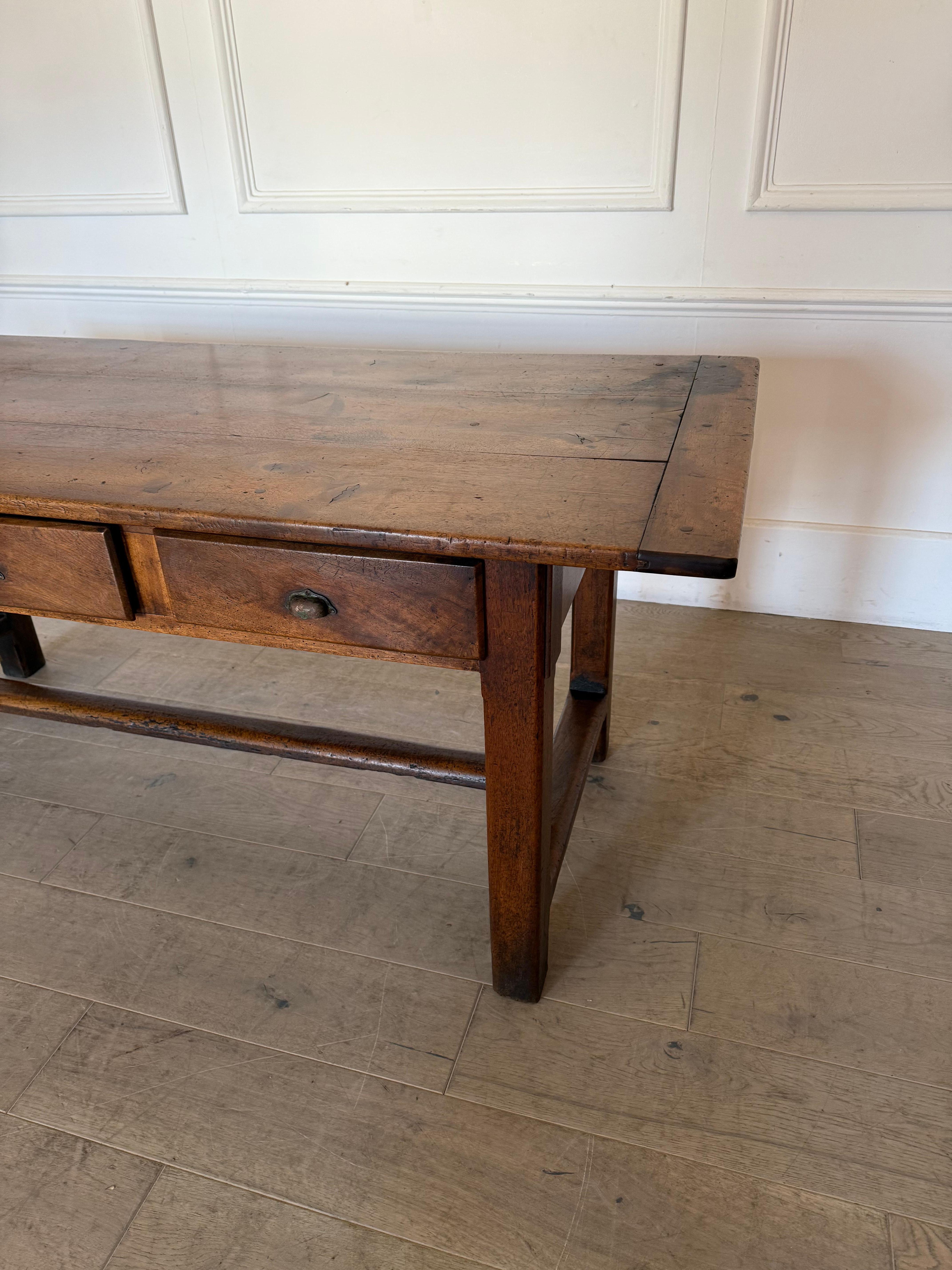 Small 19th century walnut drapers table / work table In Good Condition For Sale In Budleigh Salterton, GB