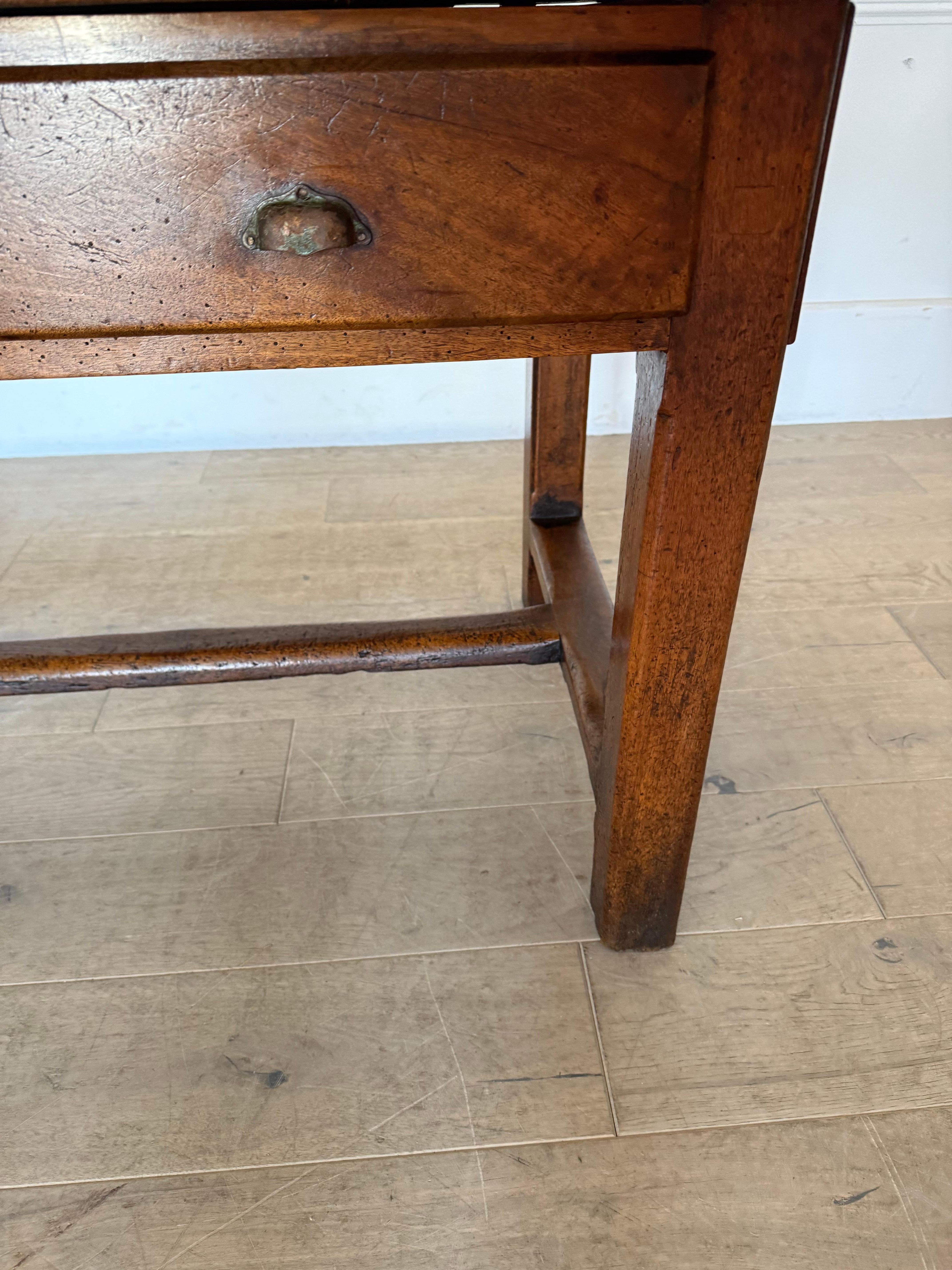Mid-19th Century Small 19th century walnut drapers table / work table For Sale