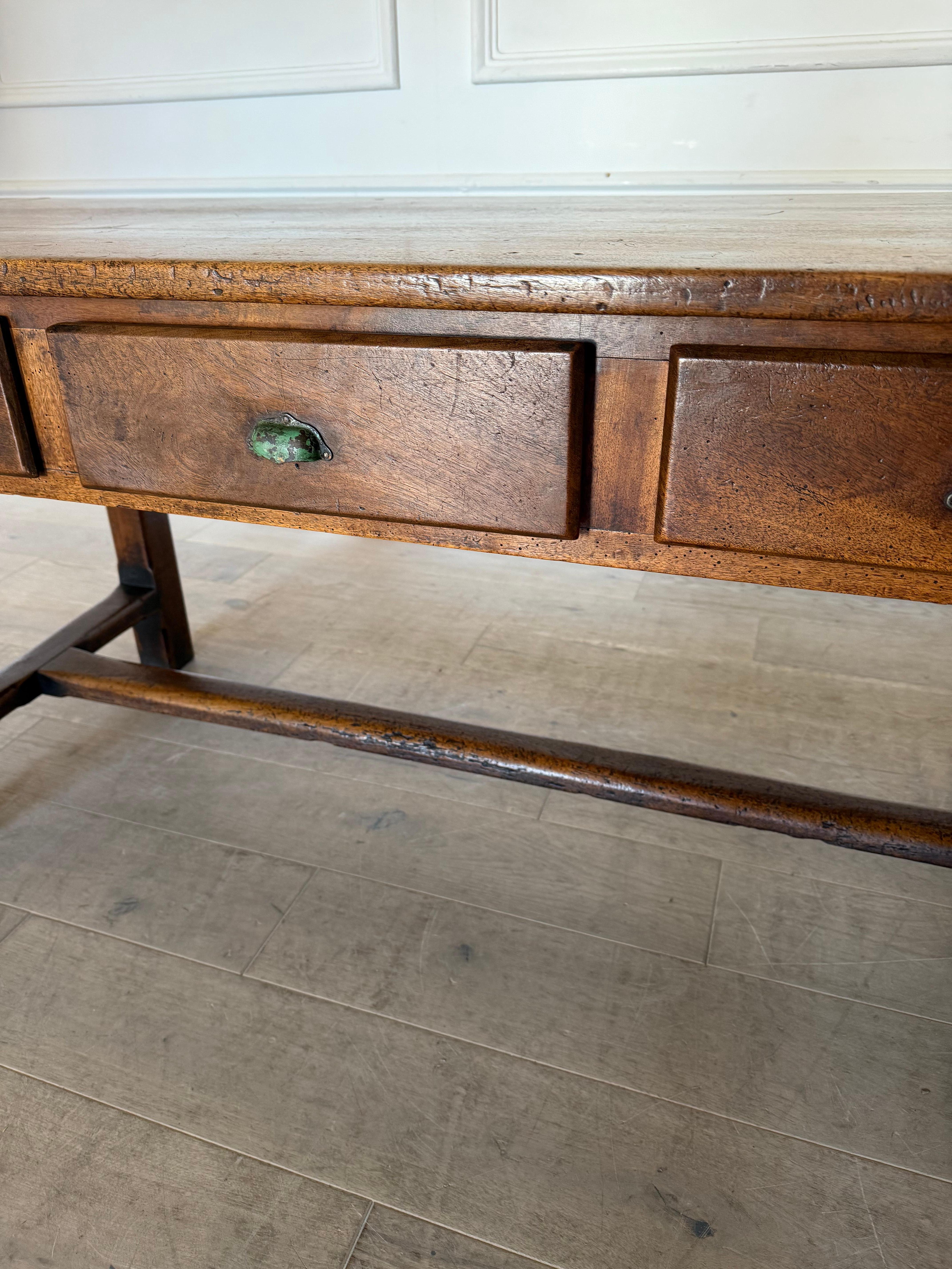 Walnut Small 19th century walnut drapers table / work table For Sale