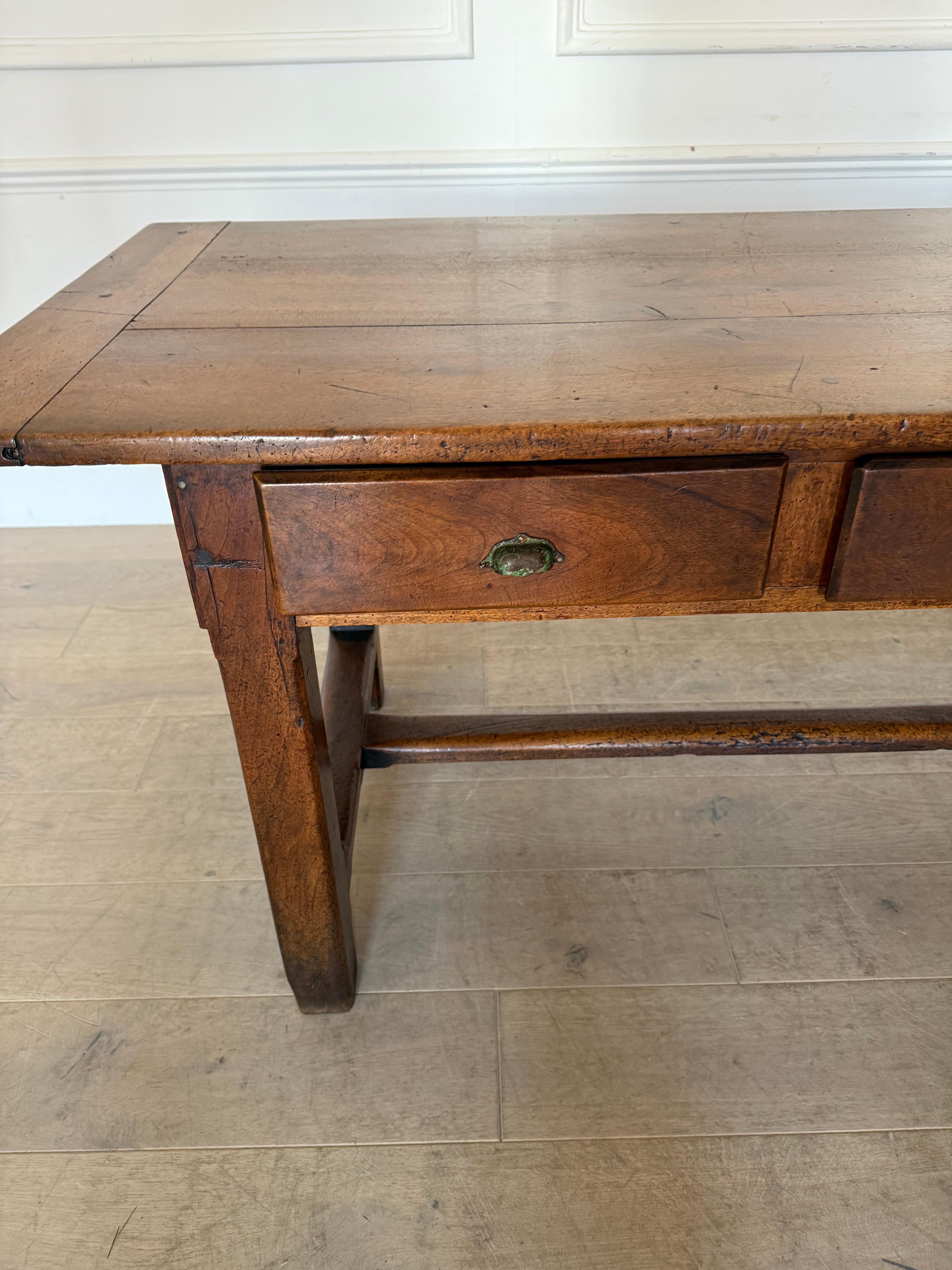 Small 19th century walnut drapers table / work table For Sale 1