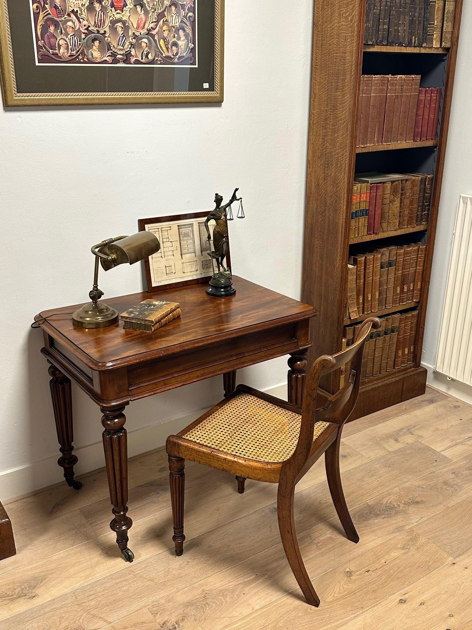 Petite table à écrire du 19ème siècle en vente 3
