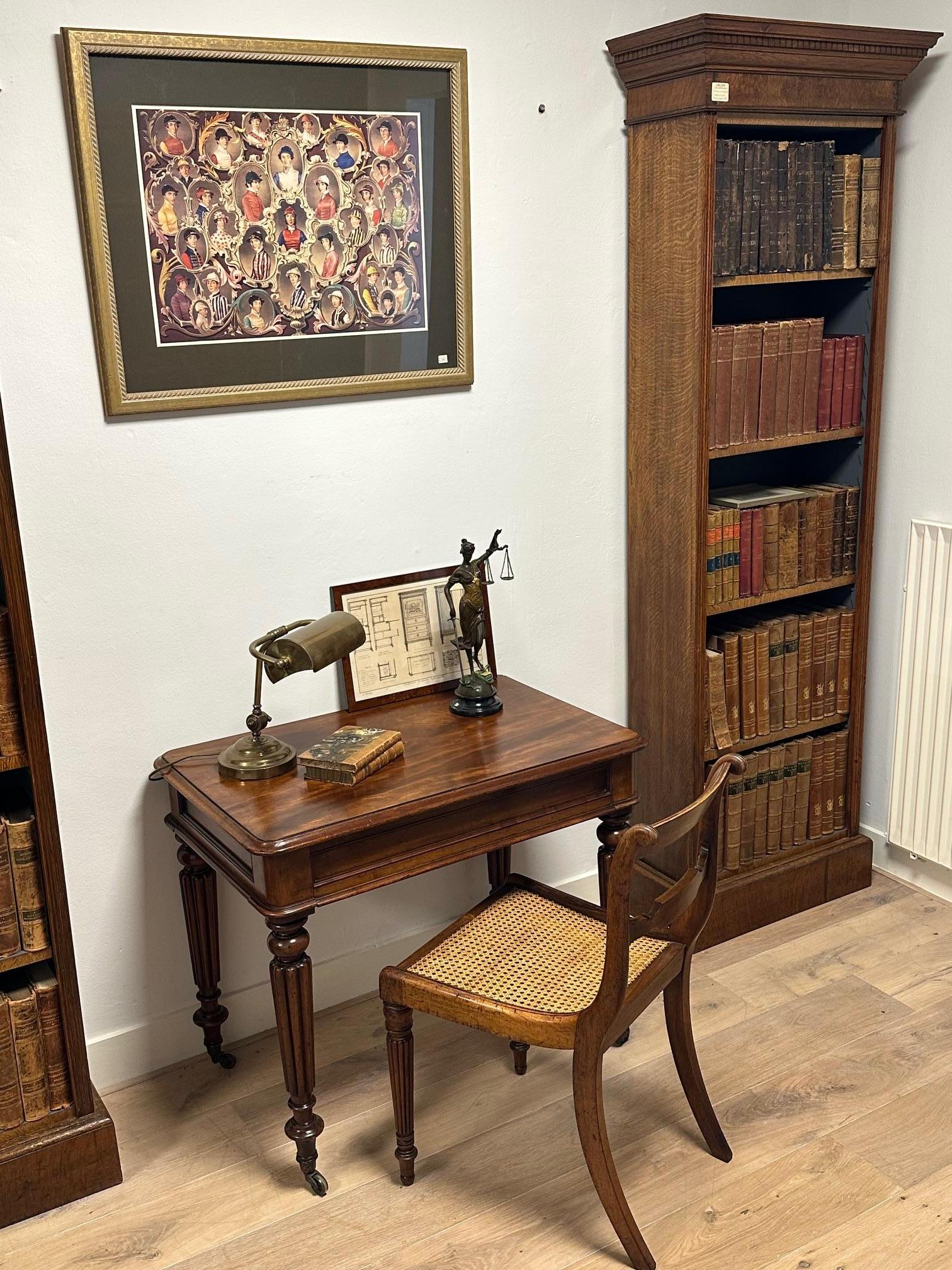 Petite table à écrire du 19ème siècle en vente 4