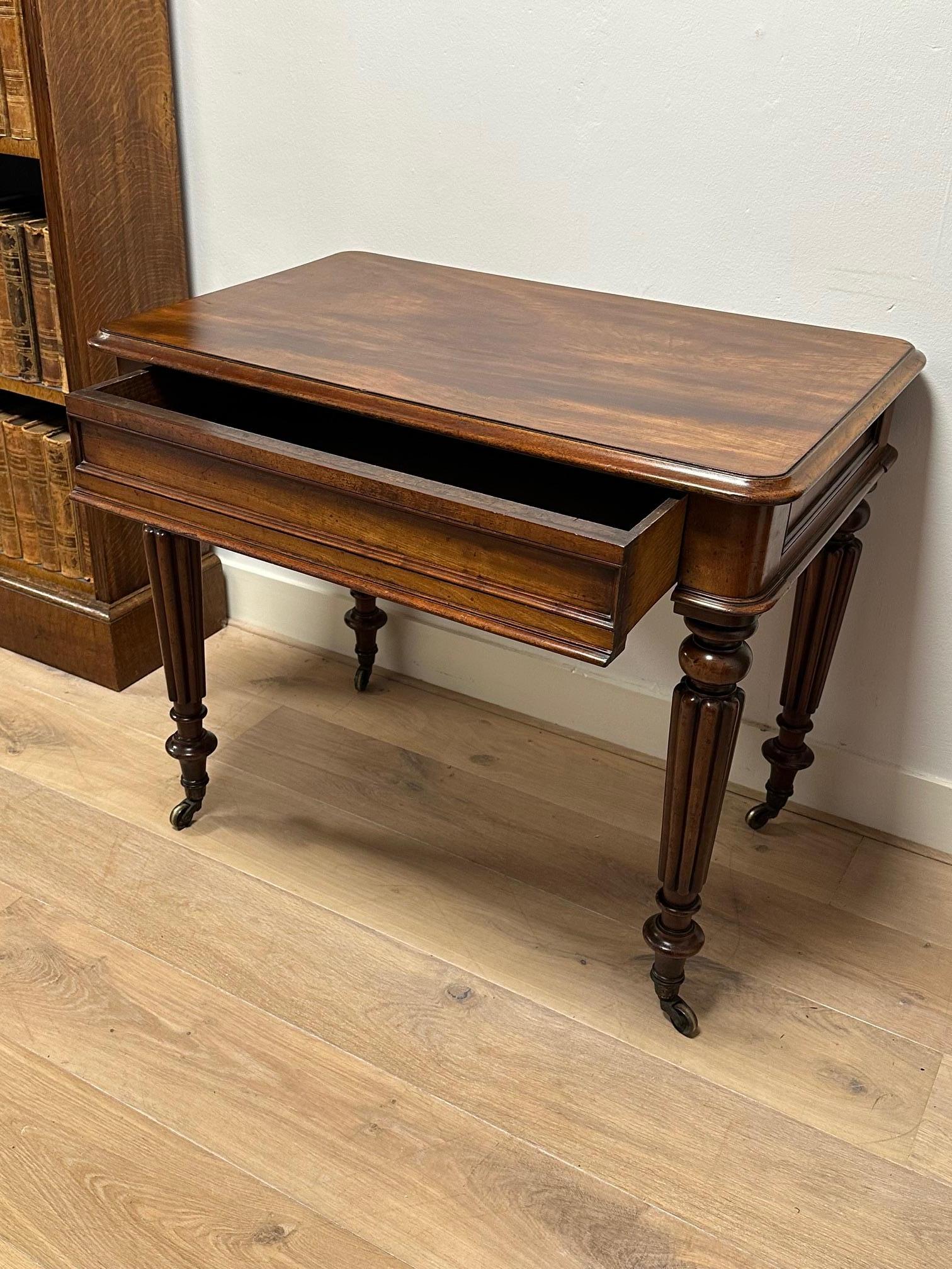 Début de l'époque victorienne Petite table à écrire du 19ème siècle en vente