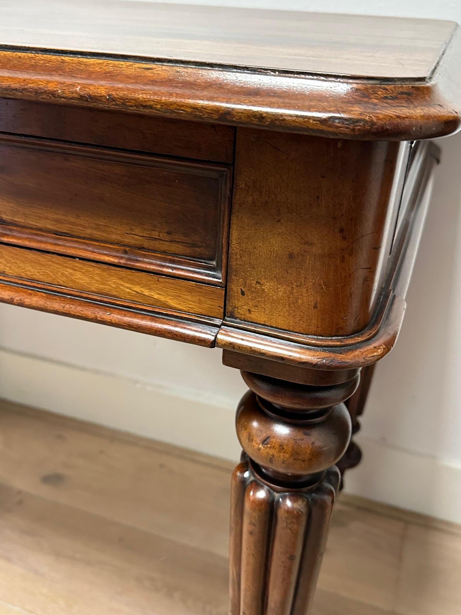 Anglais Petite table à écrire du 19ème siècle en vente