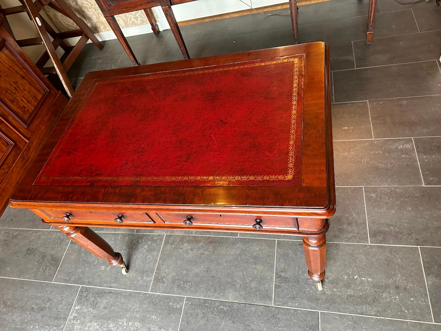 Small 19th Century writing table In Good Condition For Sale In Eindhoven, NL