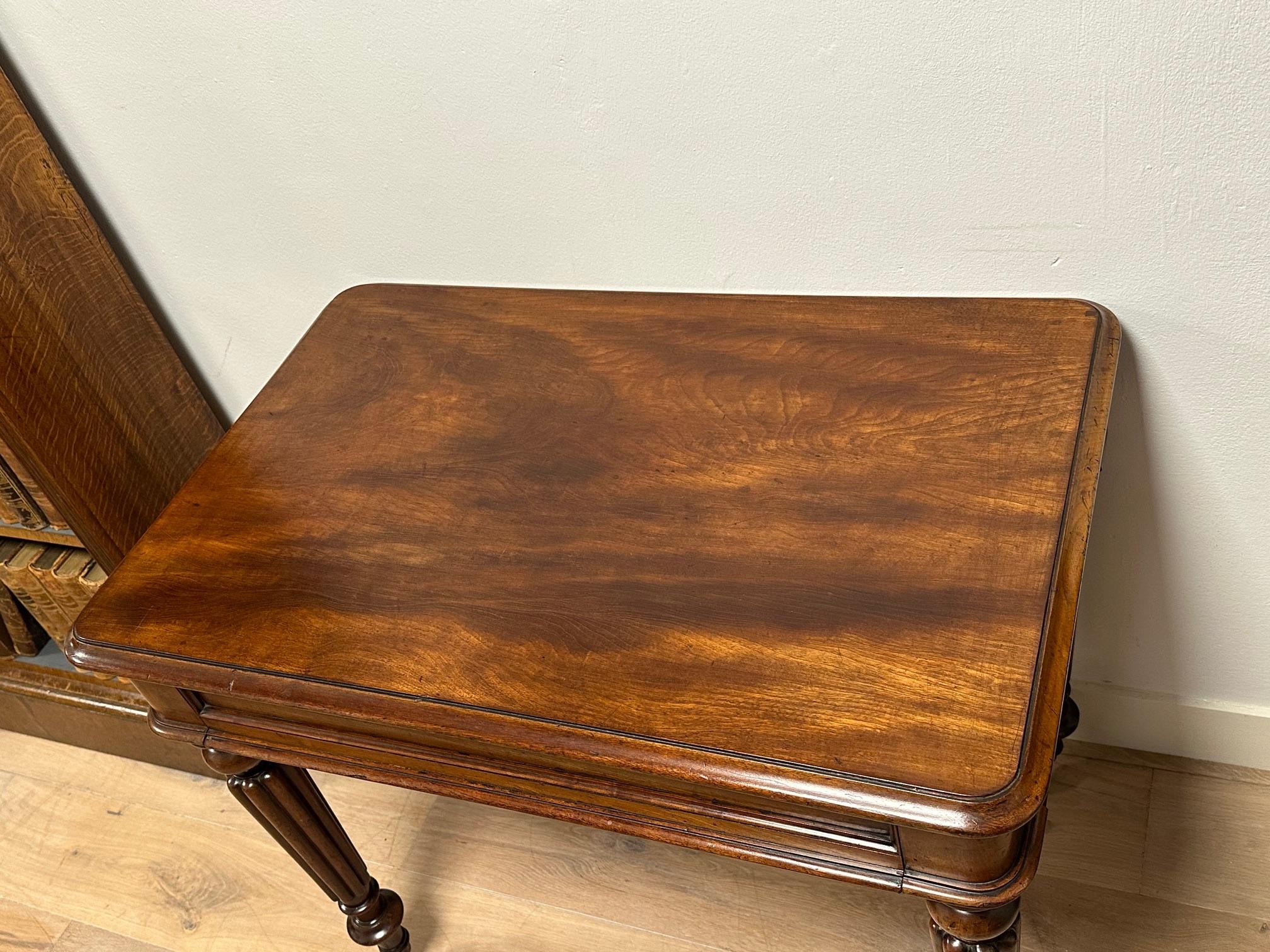Petite table à écrire du 19ème siècle Bon état - En vente à BEEKBERGEN, NL