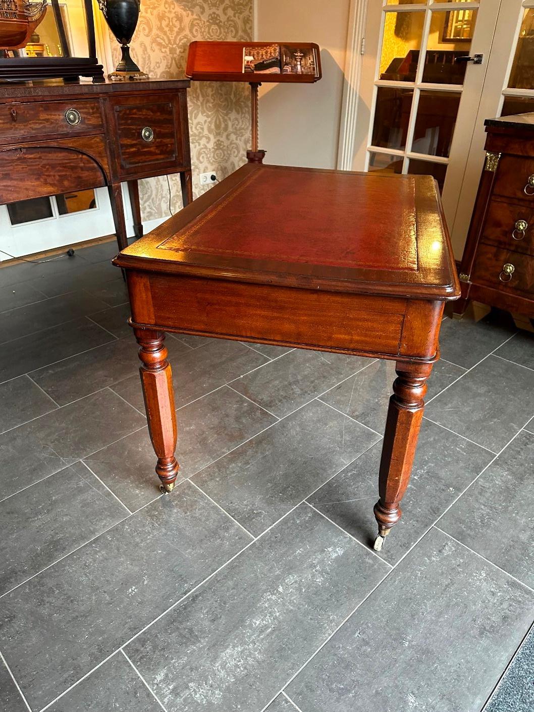 Small 19th Century writing table For Sale 3