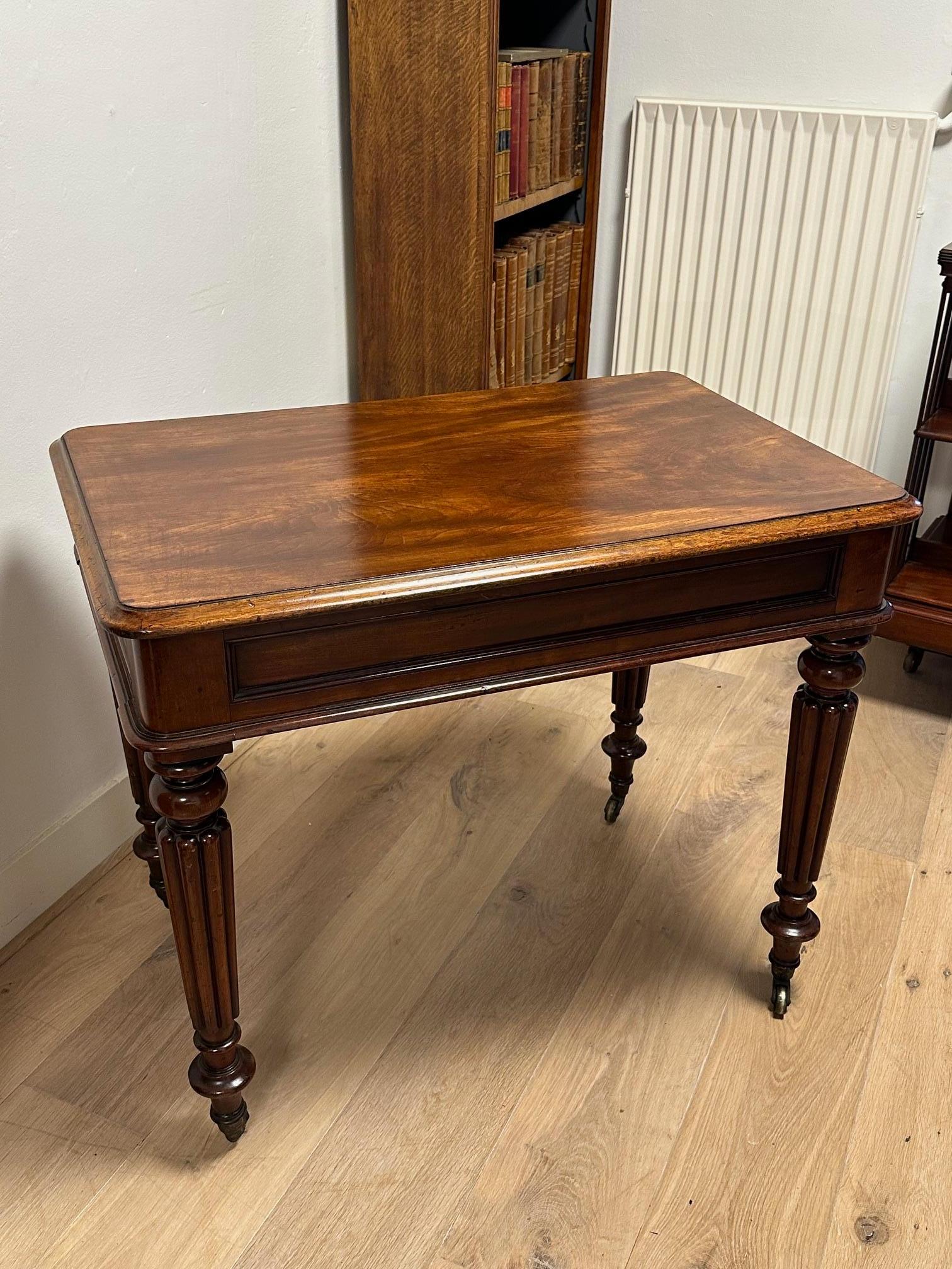 Petite table à écrire du 19ème siècle en vente 2