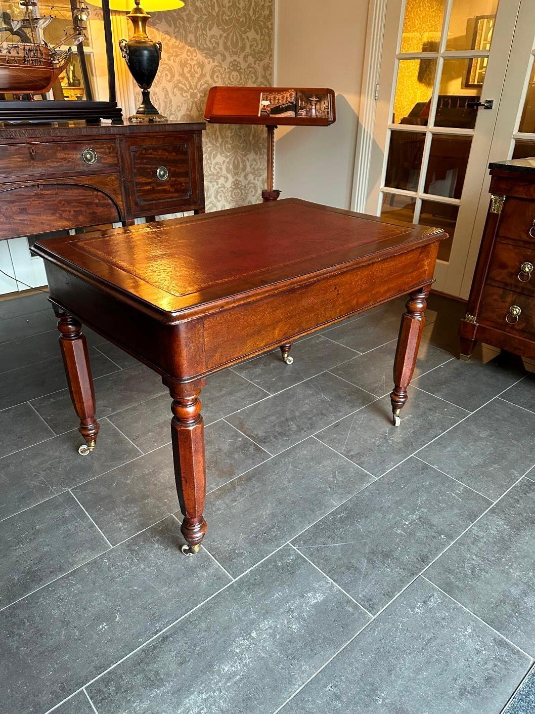 Small 19th Century writing table For Sale 4