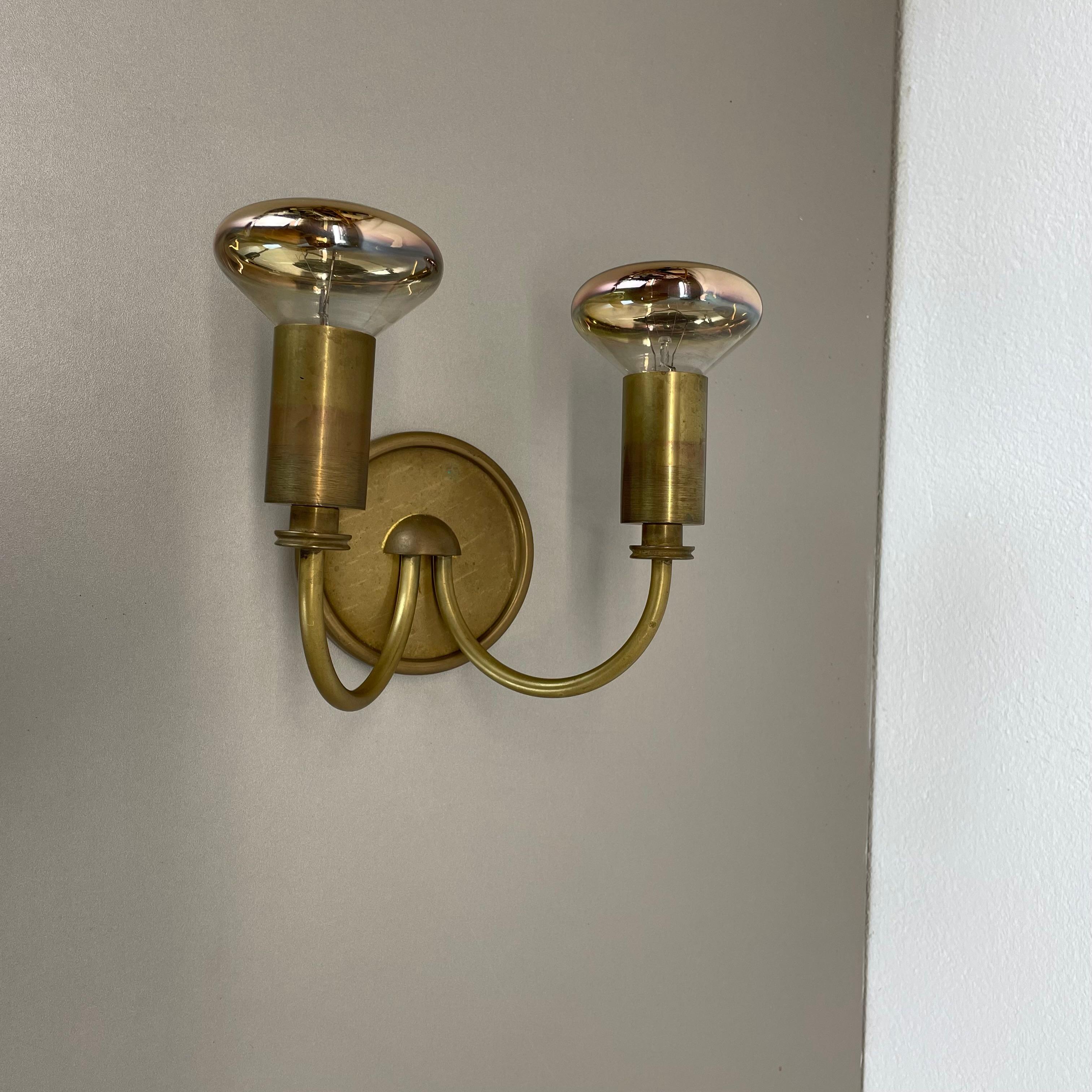 Article:

Brass wall light


Producer:

Origin France


Age:

1950s



This modernist wall light was produced in France in the 1950s. It is made from solid brass. Super rare theatre wall light with two tube formed socket holders for bulbs. The light