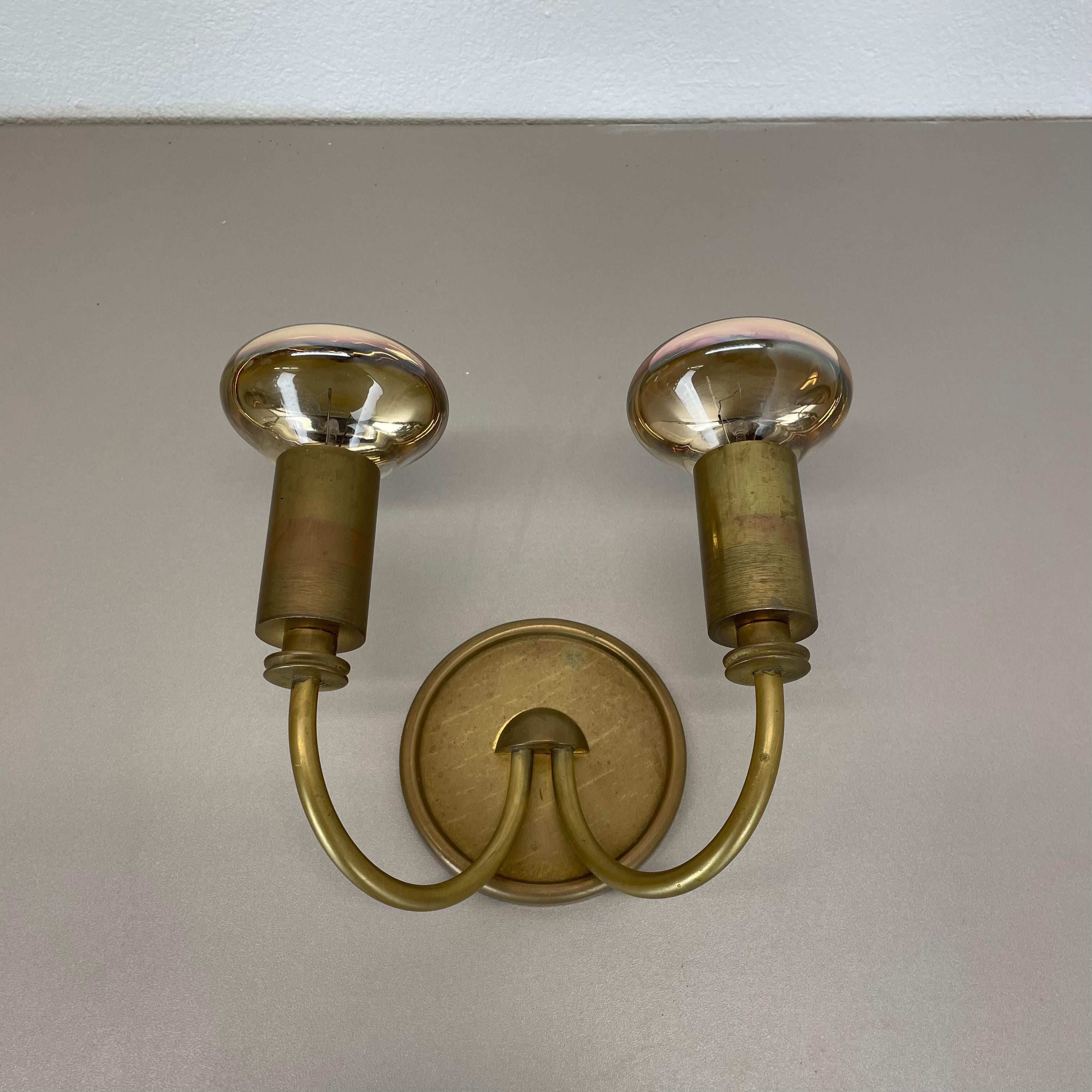 small 2-lights Modernist Brass Floral Theatre Wall Light Sconce, France, 1950s In Good Condition For Sale In Kirchlengern, DE