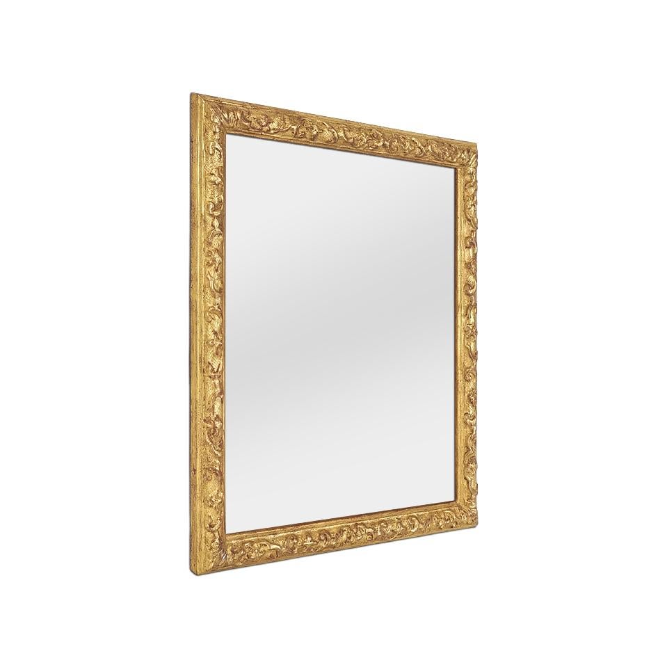 Charmant petit miroir français du 20e siècle à décor Bérain *. Il se distingue par sa superbe dorure à la feuille d'or, dont la patine antique met en valeur la délicatesse de l'ornementation. Largeur du cadre : 3 cm / 1.18 in. Miroir en verre