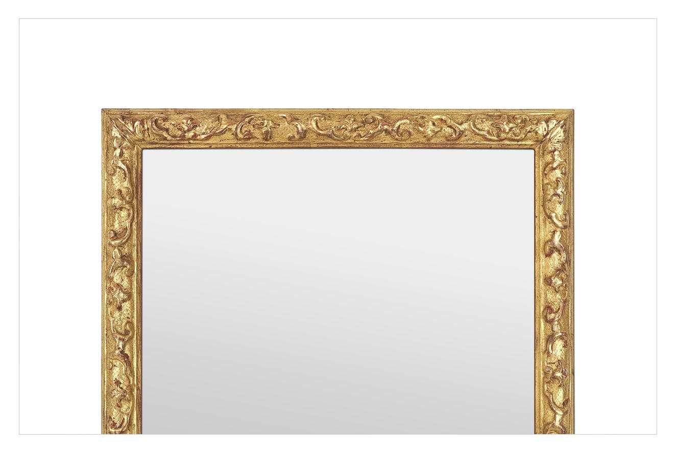 Français Petit miroir français du XXe siècle à feuilles d'or dans le style Berain, vers 1980 en vente