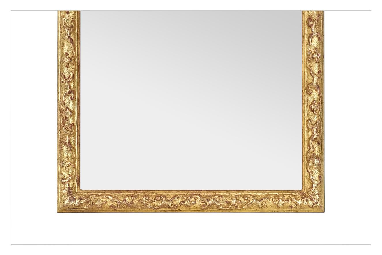 Doré Petit miroir français du XXe siècle à feuilles d'or dans le style Berain, vers 1980 en vente