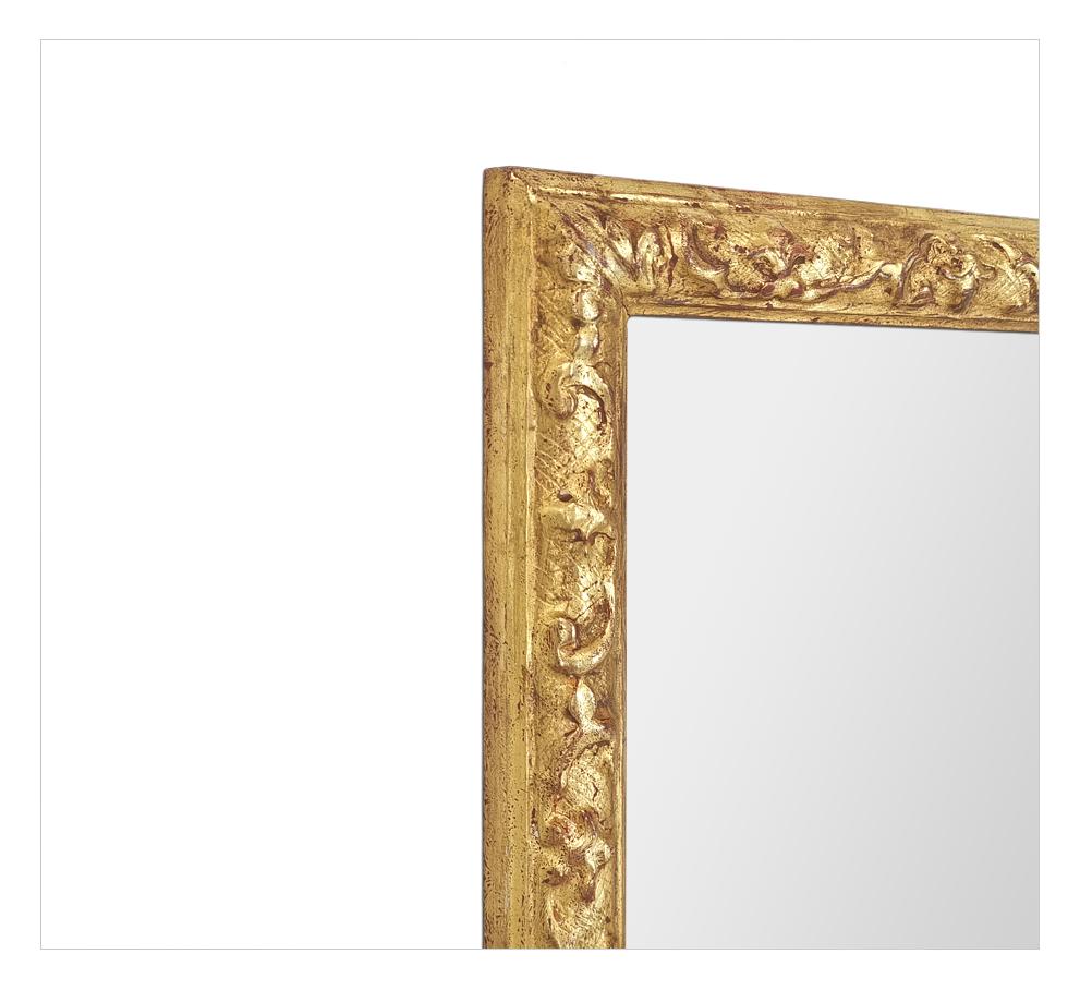 Miroir Petit miroir français du XXe siècle à feuilles d'or dans le style Berain, vers 1980 en vente
