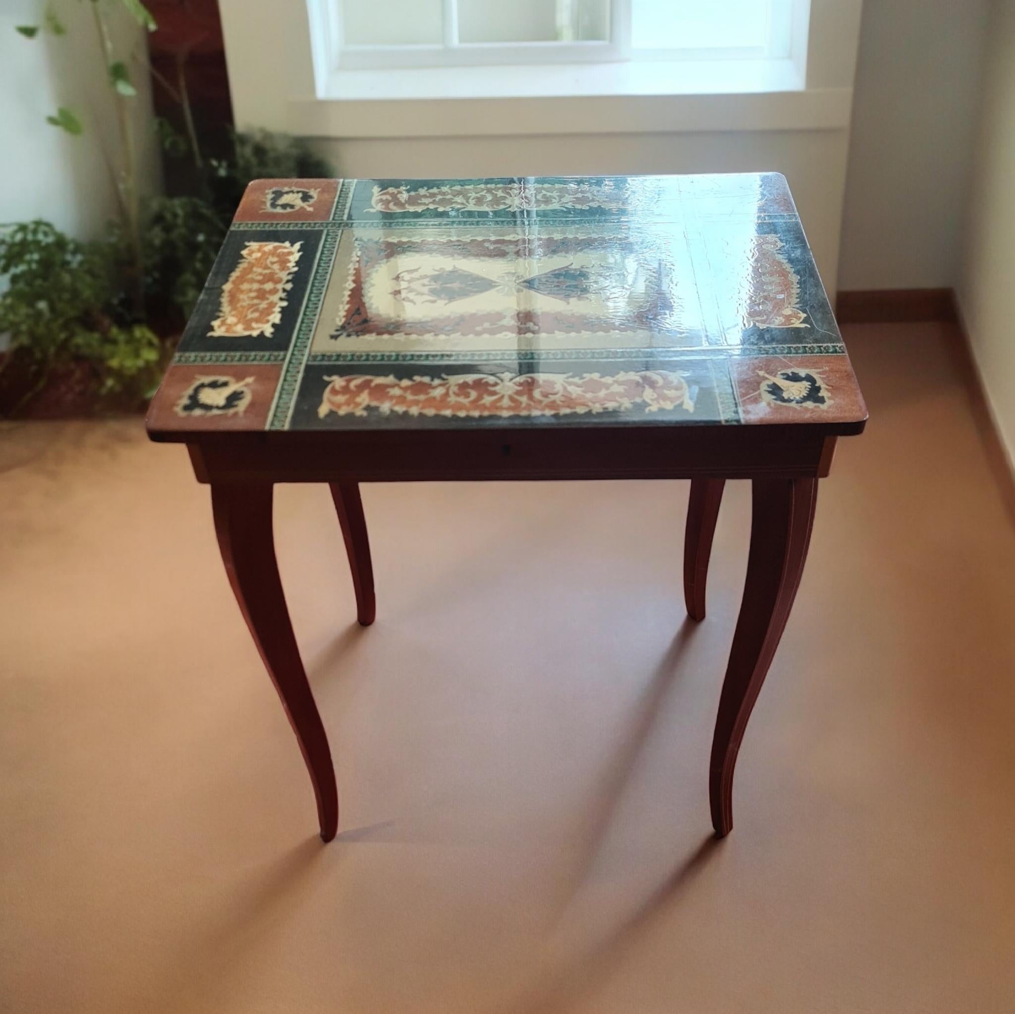  jolie petite table avec boîte à musique à une mélodie, à déclenchement automatique. La table s'ouvre par le haut et révèle un grand espace de rangement central, pour les bijoux, les montres, le maquillage ou d'autres objets. La clé a disparu. A