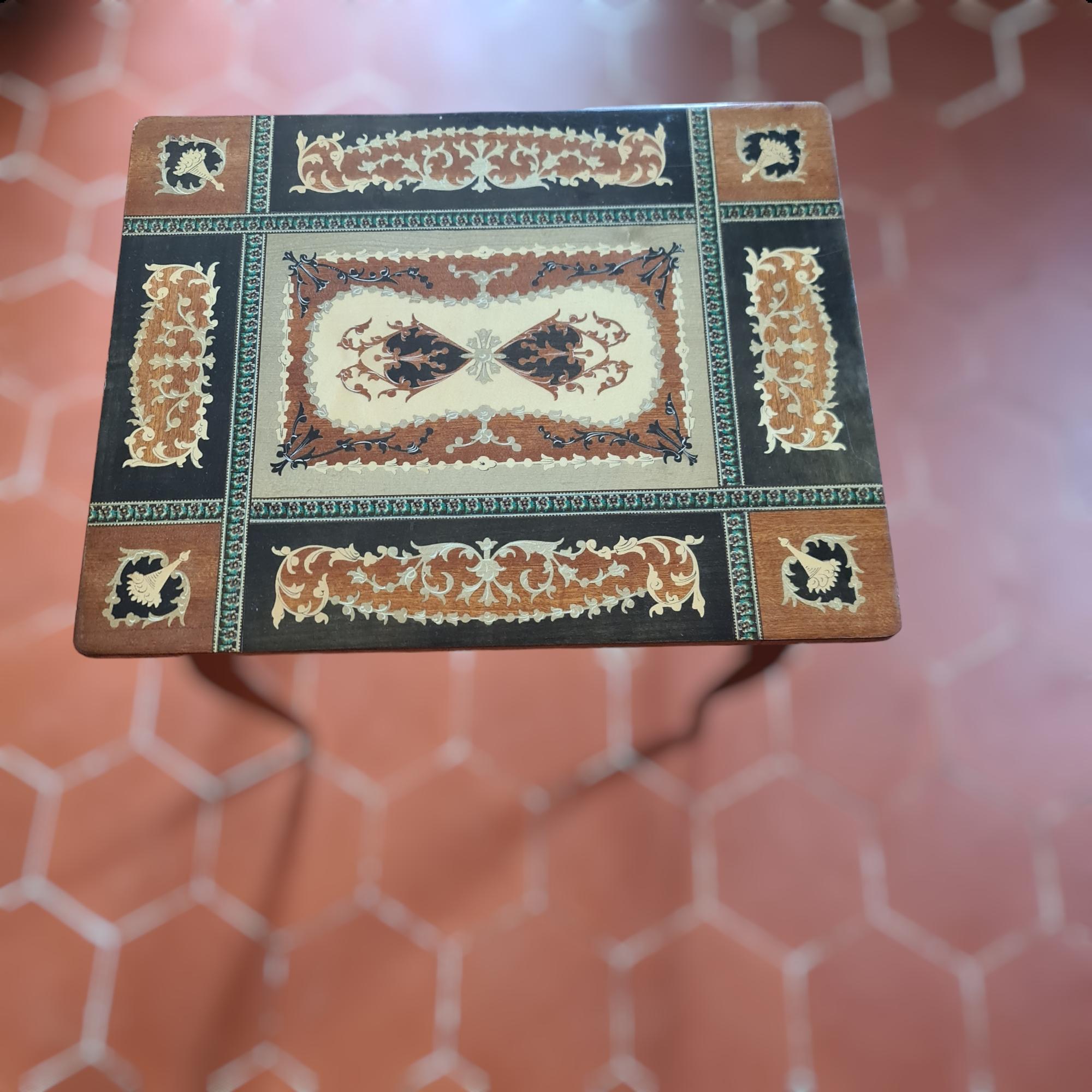 Mid-Century Modern Petite table d'appoint en marqueterie du 20e siècle avec compartiment pour bijoux et boîte à musique en vente