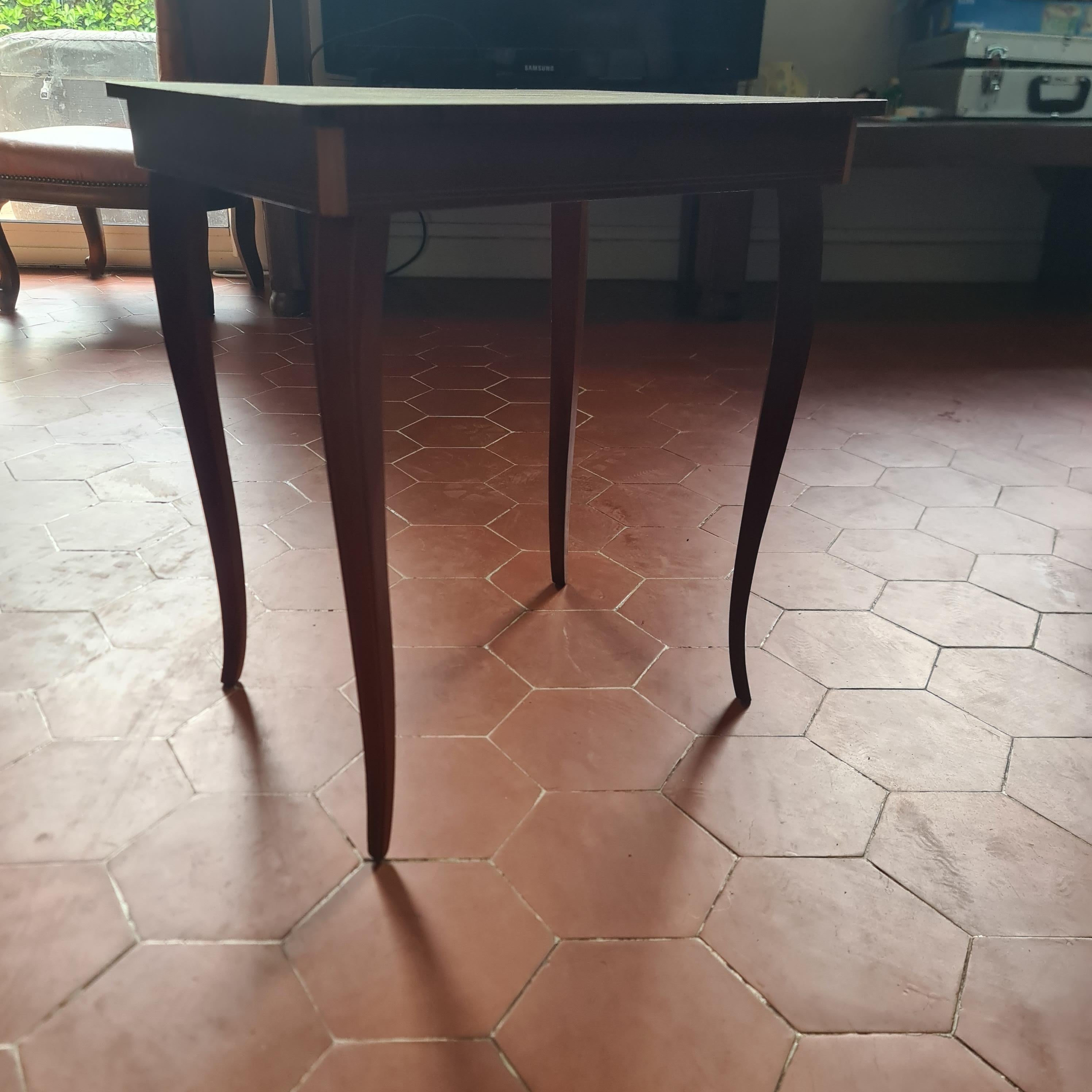 italien Petite table d'appoint en marqueterie du 20e siècle avec compartiment pour bijoux et boîte à musique en vente